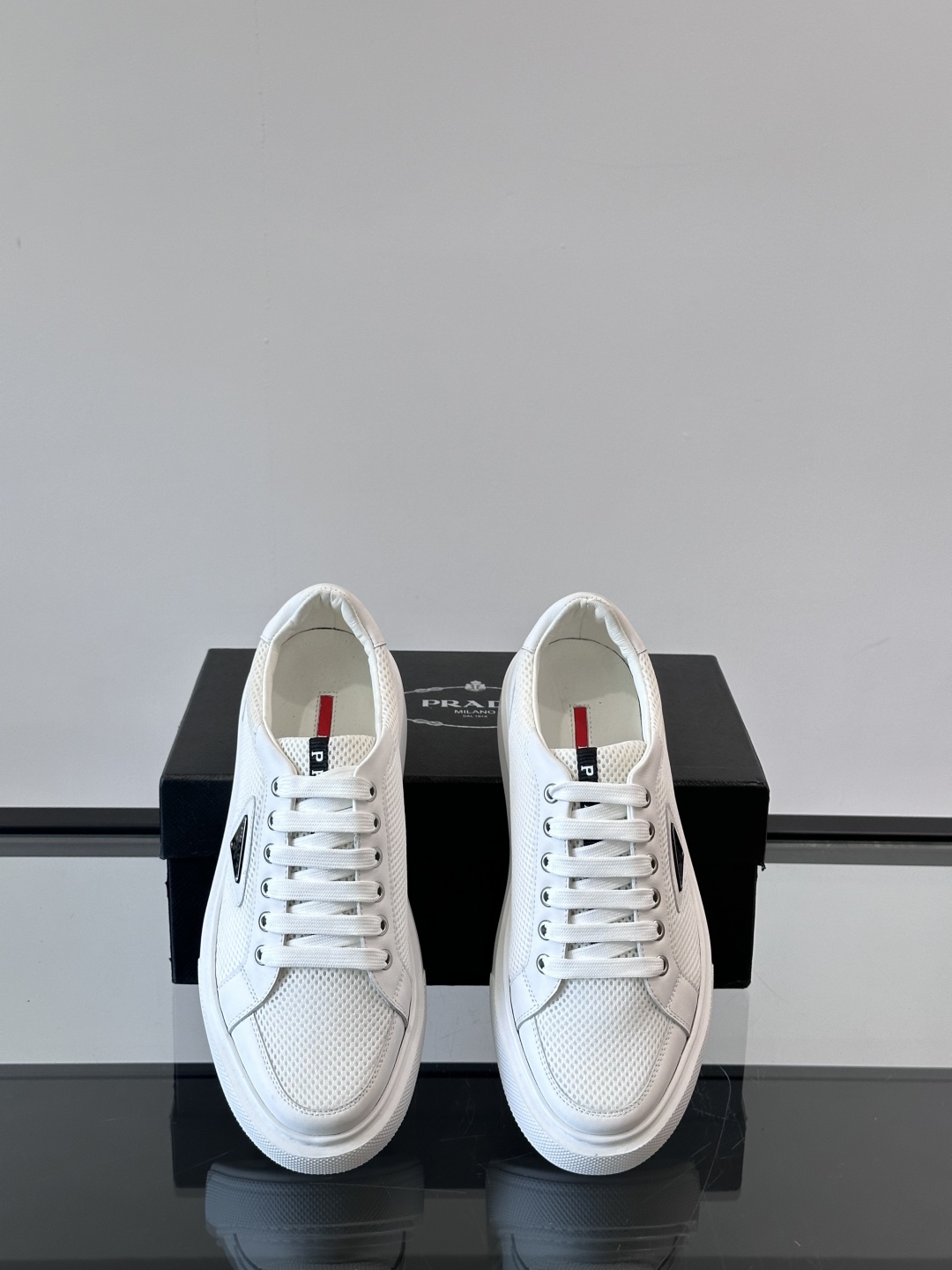PRADA*普拉达新款透明橡胶底皮革运动休闲鞋，这款皮革运动鞋采用进口柔软小牛皮拼网面鞋面。质感上乘，舒