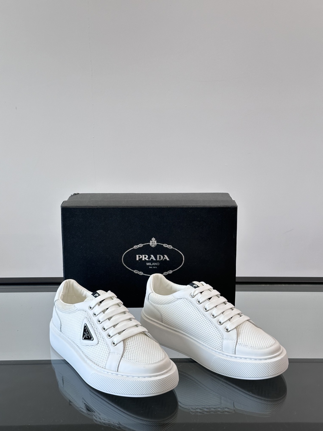 PRADA*普拉达新款透明橡胶底皮革运动休闲鞋，这款皮革运动鞋采用进口柔软小牛皮拼网面鞋面。质感上乘，舒