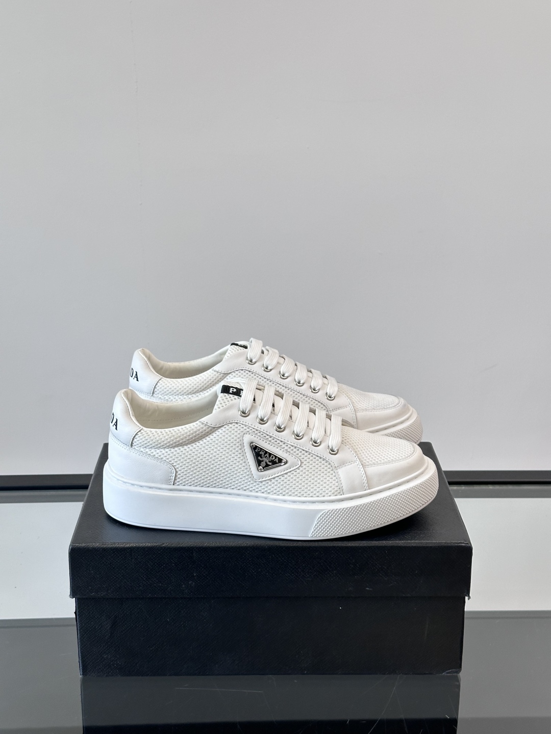 PRADA*普拉达新款透明橡胶底皮革运动休闲鞋，这款皮革运动鞋采用进口柔软小牛皮拼网面鞋面。质感上乘，舒