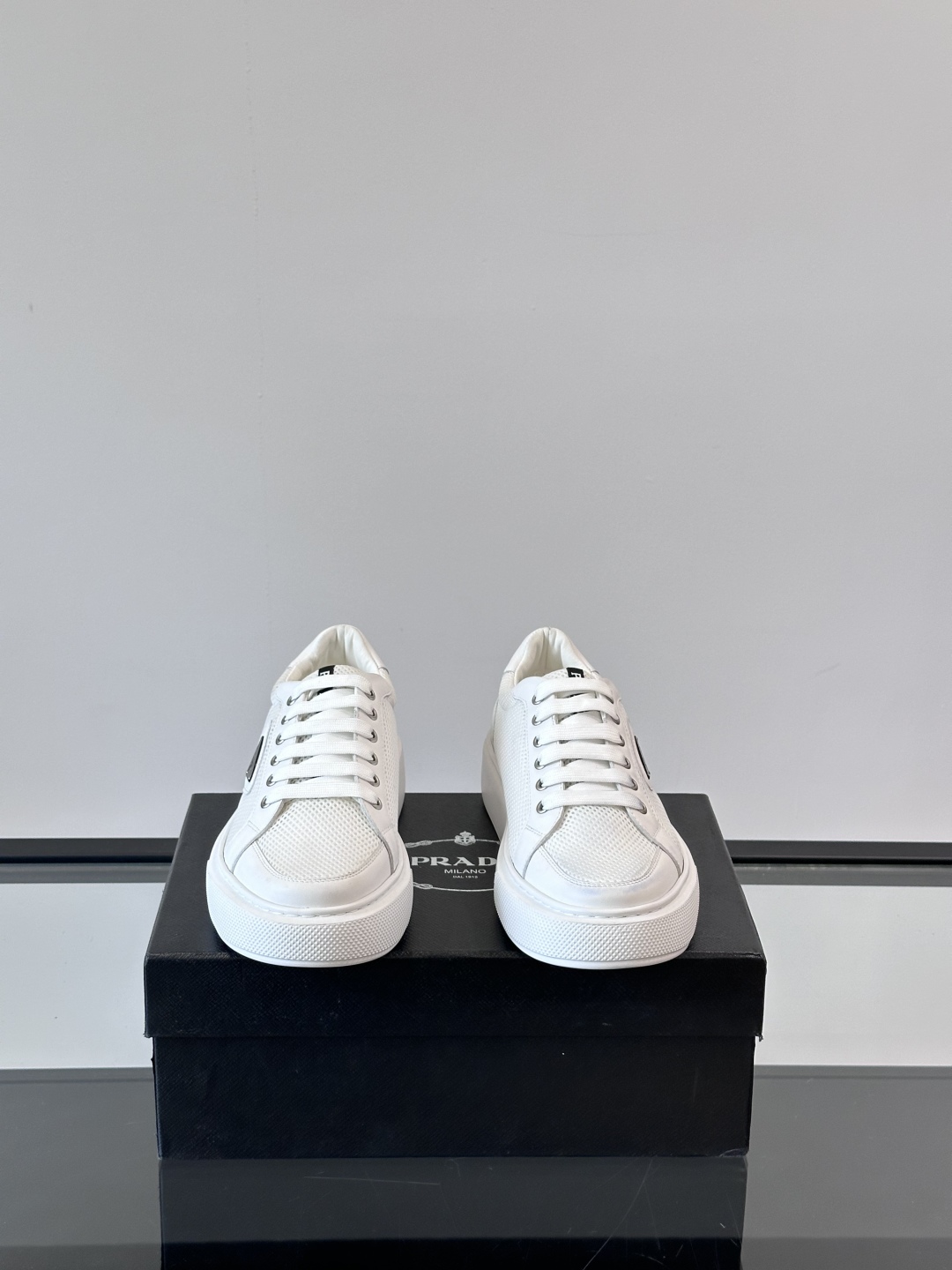 PRADA*普拉达新款透明橡胶底皮革运动休闲鞋，这款皮革运动鞋采用进口柔软小牛皮拼网面鞋面。质感上乘，舒