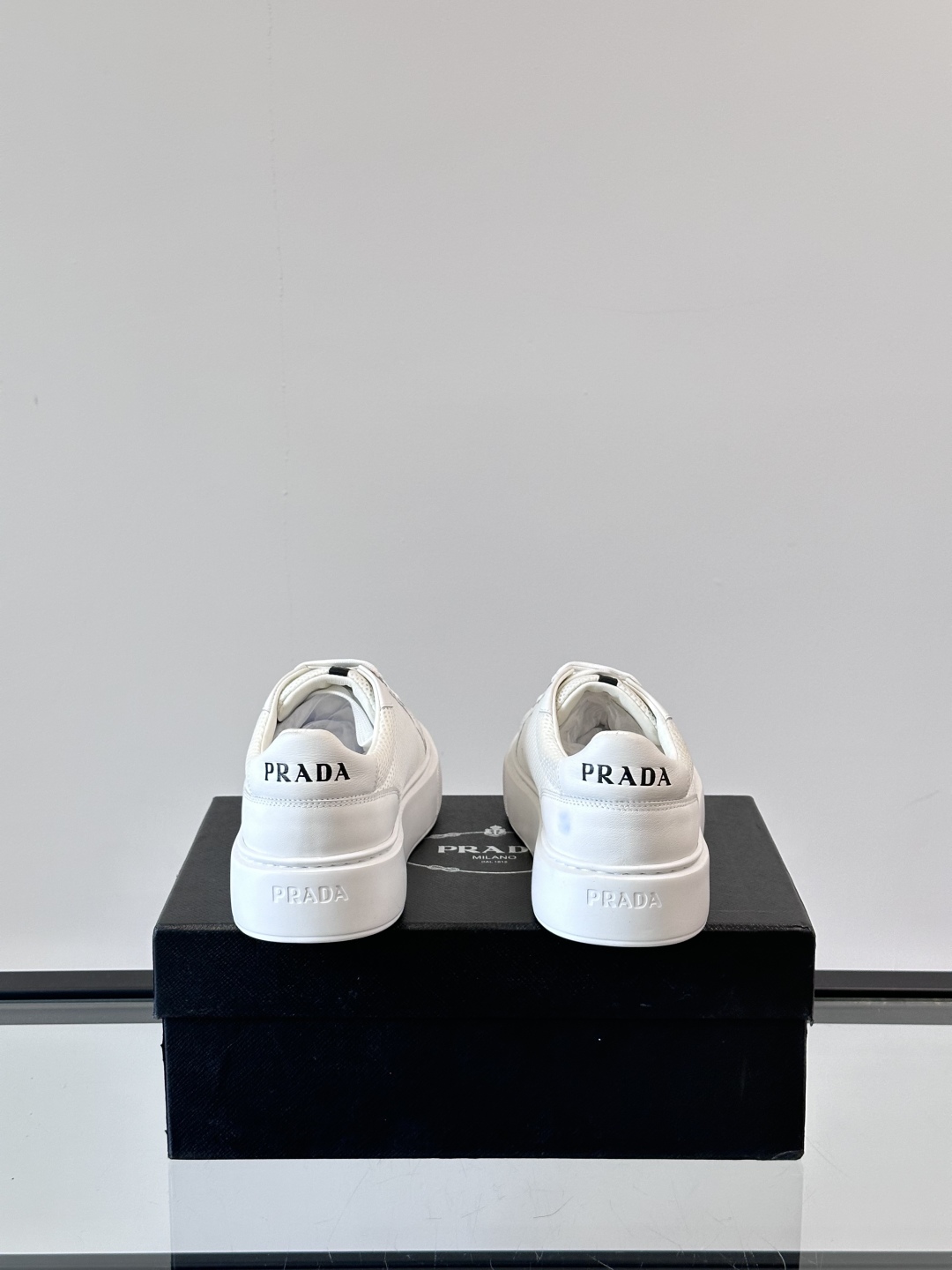 PRADA*普拉达新款透明橡胶底皮革运动休闲鞋，这款皮革运动鞋采用进口柔软小牛皮拼网面鞋面。质感上乘，舒