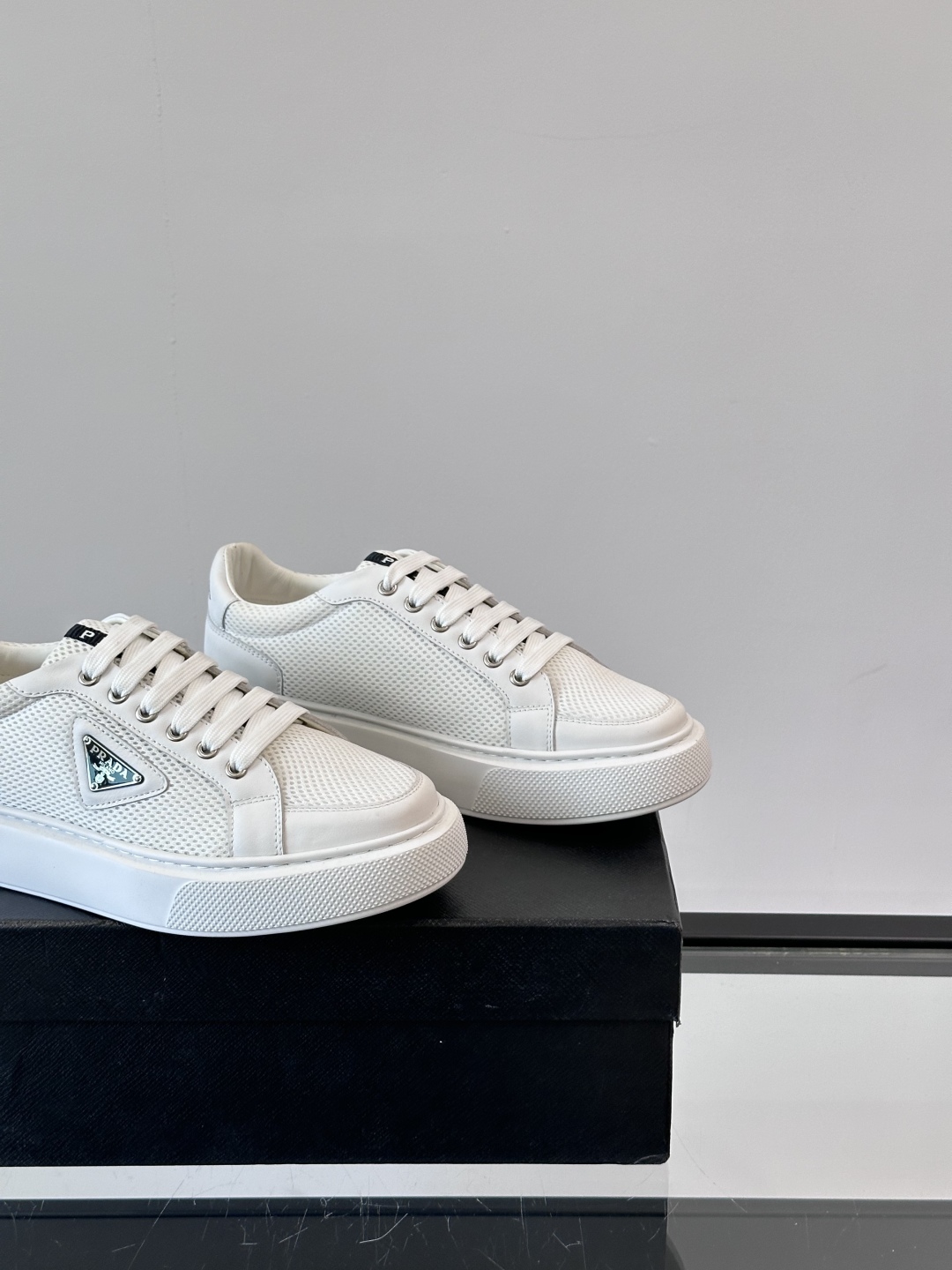 PRADA*普拉达新款透明橡胶底皮革运动休闲鞋，这款皮革运动鞋采用进口柔软小牛皮拼网面鞋面。质感上乘，舒