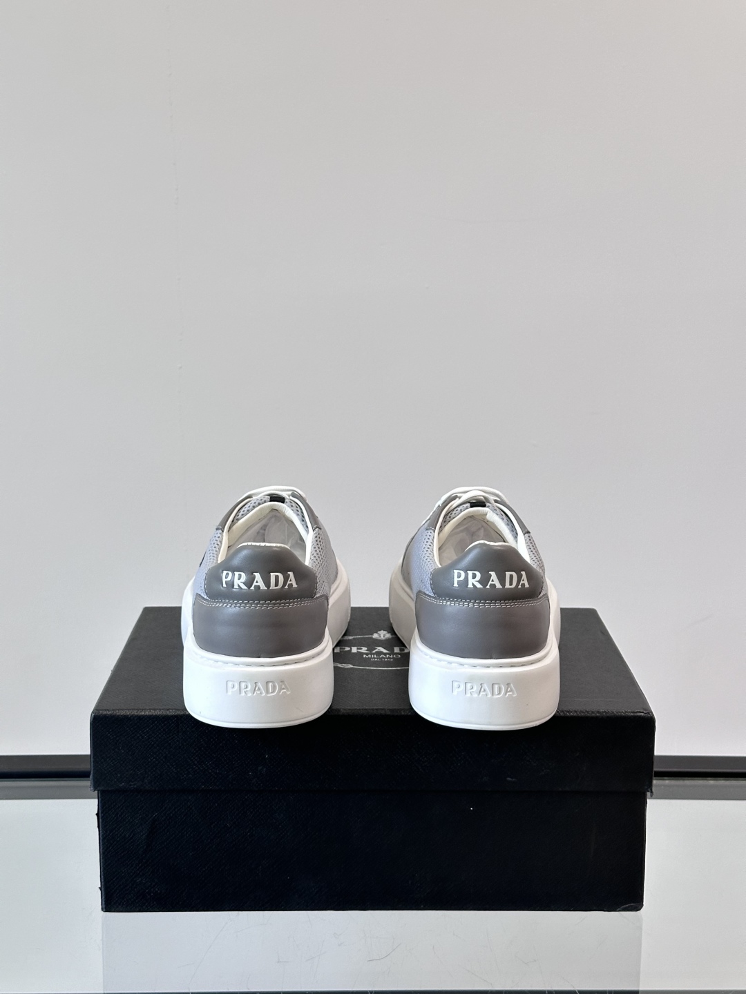 PRADA*普拉达新款透明橡胶底皮革运动休闲鞋，这款皮革运动鞋采用进口柔软小牛皮拼网面鞋面。质感上乘，舒