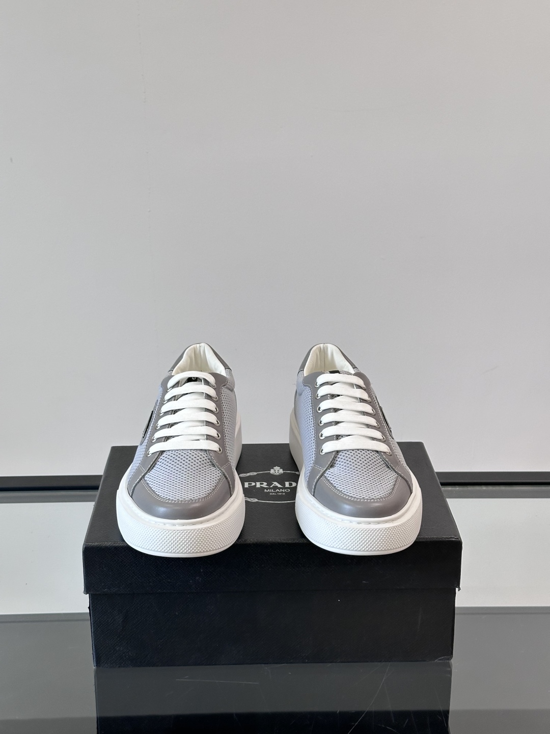PRADA*普拉达新款透明橡胶底皮革运动休闲鞋，这款皮革运动鞋采用进口柔软小牛皮拼网面鞋面。质感上乘，舒