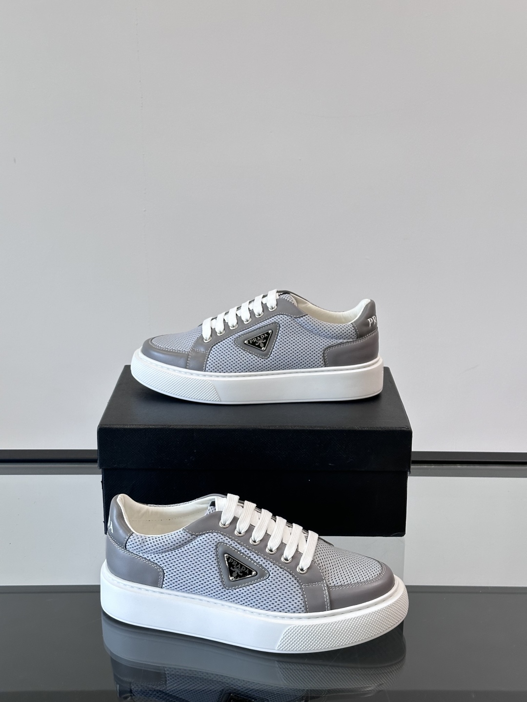 PRADA*普拉达新款透明橡胶底皮革运动休闲鞋，这款皮革运动鞋采用进口柔软小牛皮拼网面鞋面。质感上乘，舒