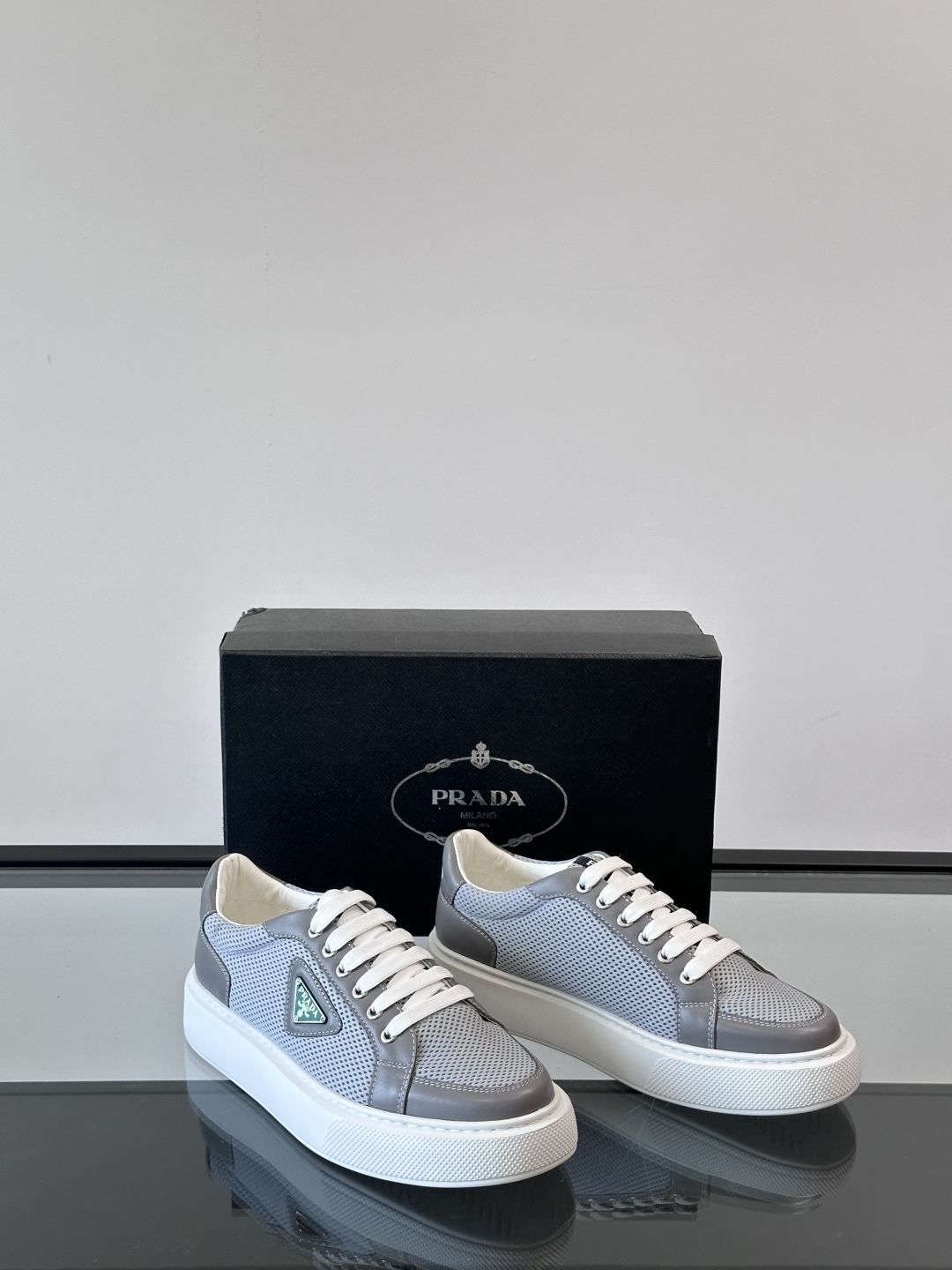 PRADA*普拉达新款透明橡胶底皮革运动休闲鞋，这款皮革运动鞋采用进口柔软小牛皮拼网面鞋面。质感上乘，舒