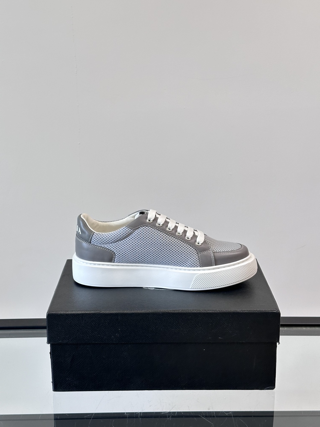 PRADA*普拉达新款透明橡胶底皮革运动休闲鞋，这款皮革运动鞋采用进口柔软小牛皮拼网面鞋面。质感上乘，舒