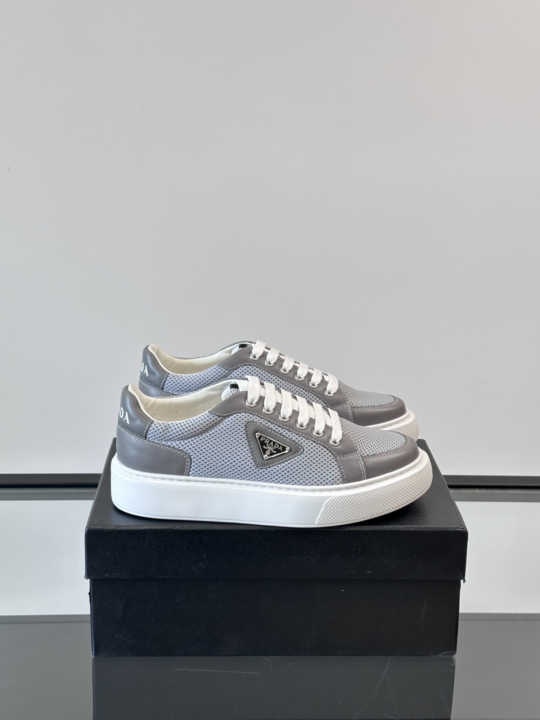 PRADA*普拉达新款透明橡胶底皮革运动休闲鞋，这款皮革运动鞋采用进口柔软小牛皮拼网面鞋面。质感上乘，舒
