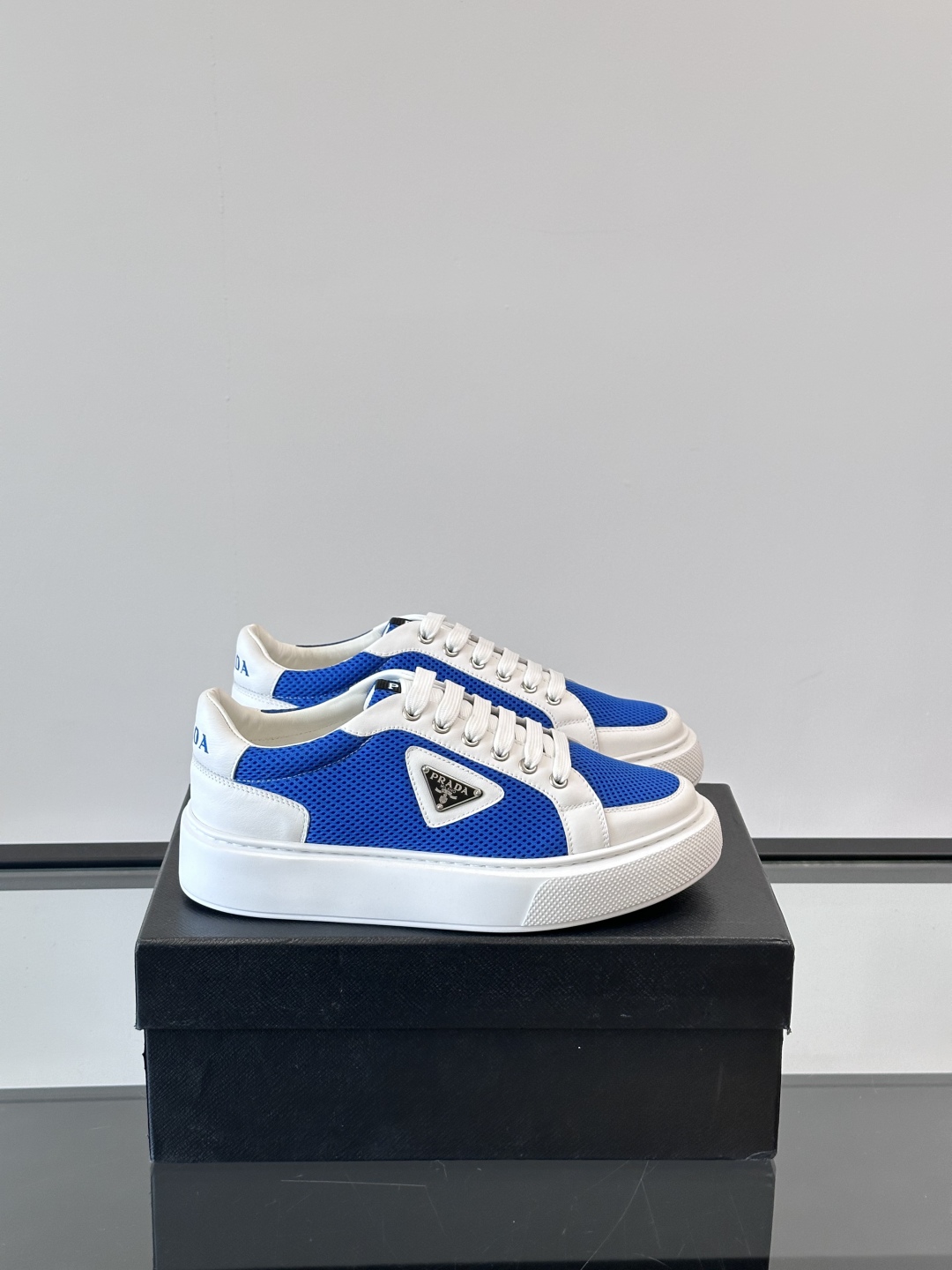 PRADA*普拉达新款透明橡胶底皮革运动休闲鞋，这款皮革运动鞋采用进口柔软小牛皮拼网面鞋面。质感上乘，舒