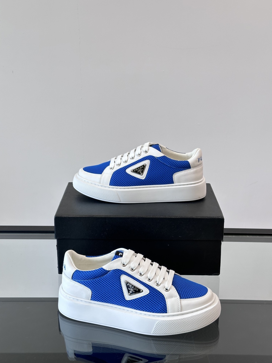 PRADA*普拉达新款透明橡胶底皮革运动休闲鞋，这款皮革运动鞋采用进口柔软小牛皮拼网面鞋面。质感上乘，舒
