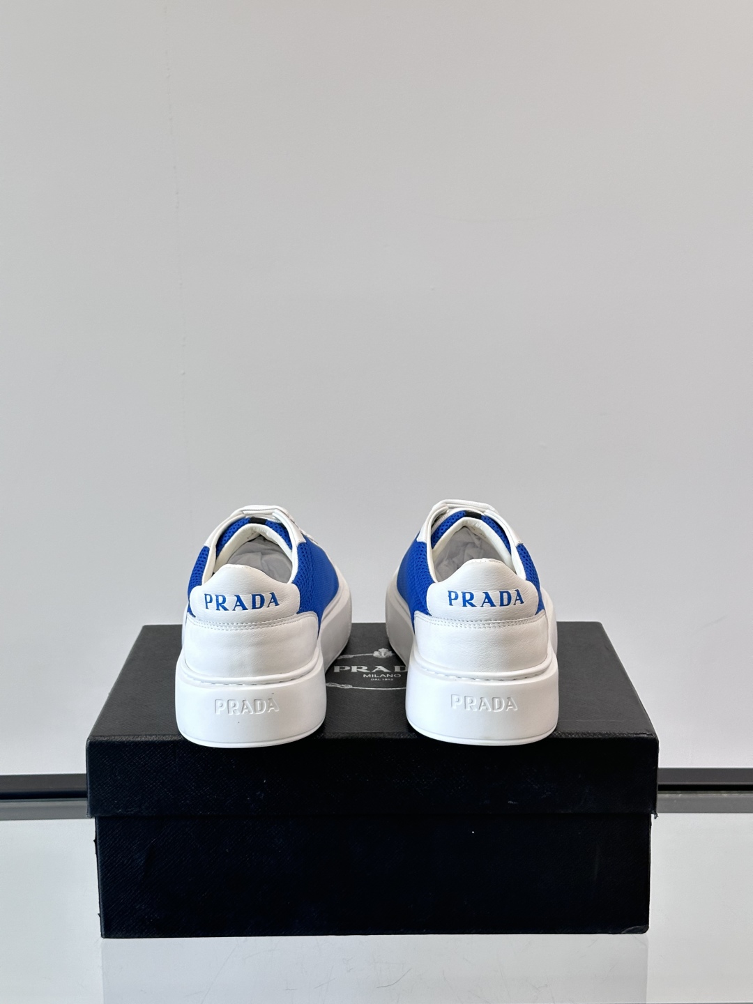 PRADA*普拉达新款透明橡胶底皮革运动休闲鞋，这款皮革运动鞋采用进口柔软小牛皮拼网面鞋面。质感上乘，舒