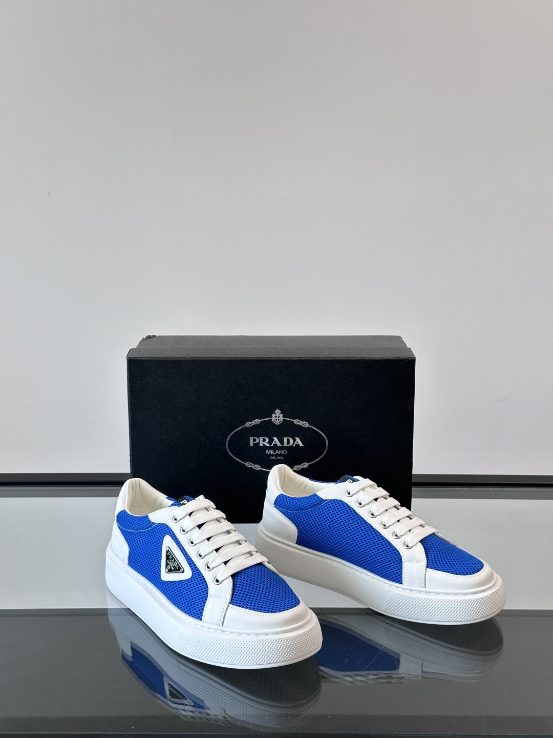 PRADA*普拉达新款透明橡胶底皮革运动休闲鞋，这款皮革运动鞋采用进口柔软小牛皮拼网面鞋面。质感上乘，舒