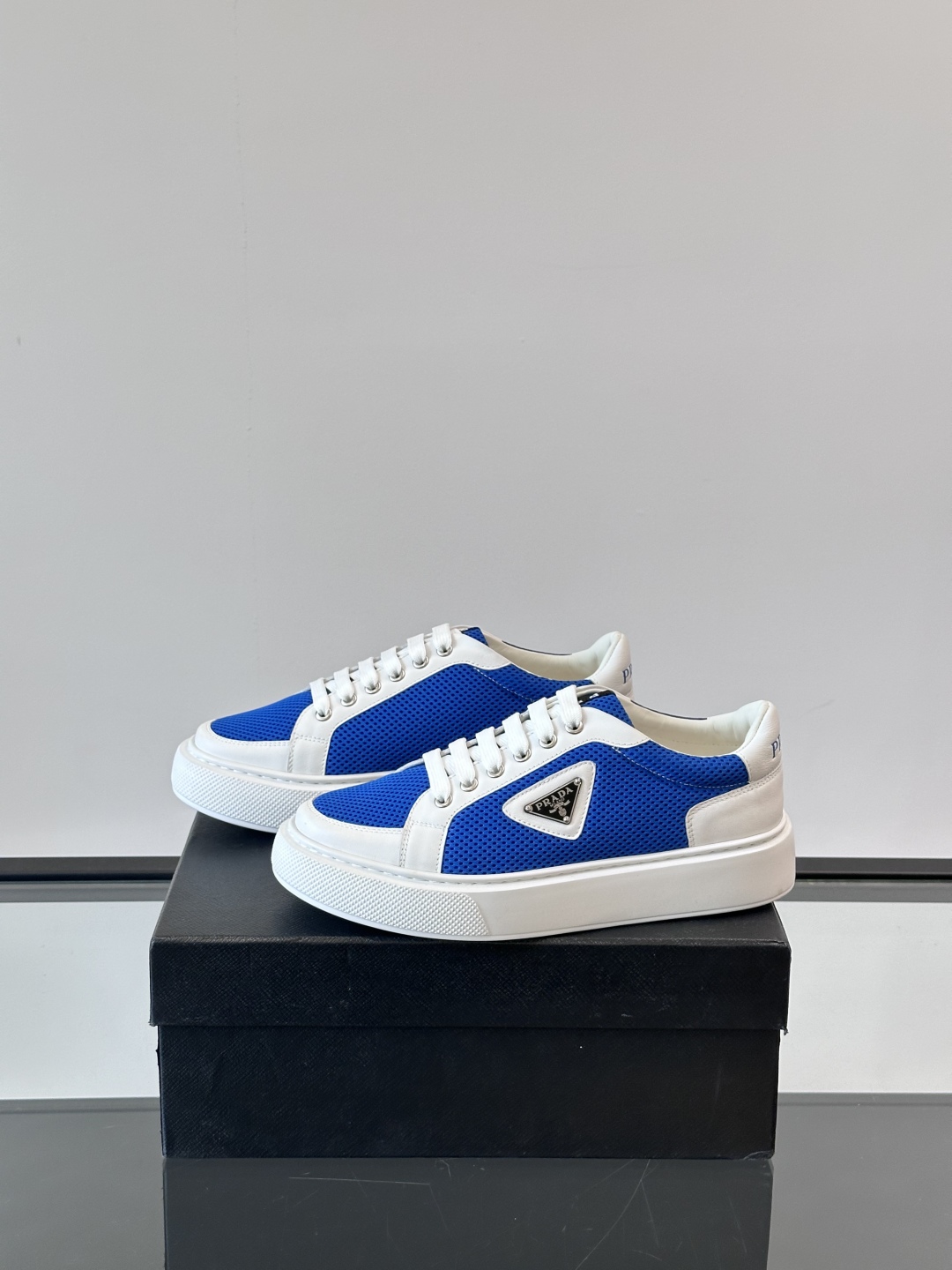 PRADA*普拉达新款透明橡胶底皮革运动休闲鞋，这款皮革运动鞋采用进口柔软小牛皮拼网面鞋面。质感上乘，舒