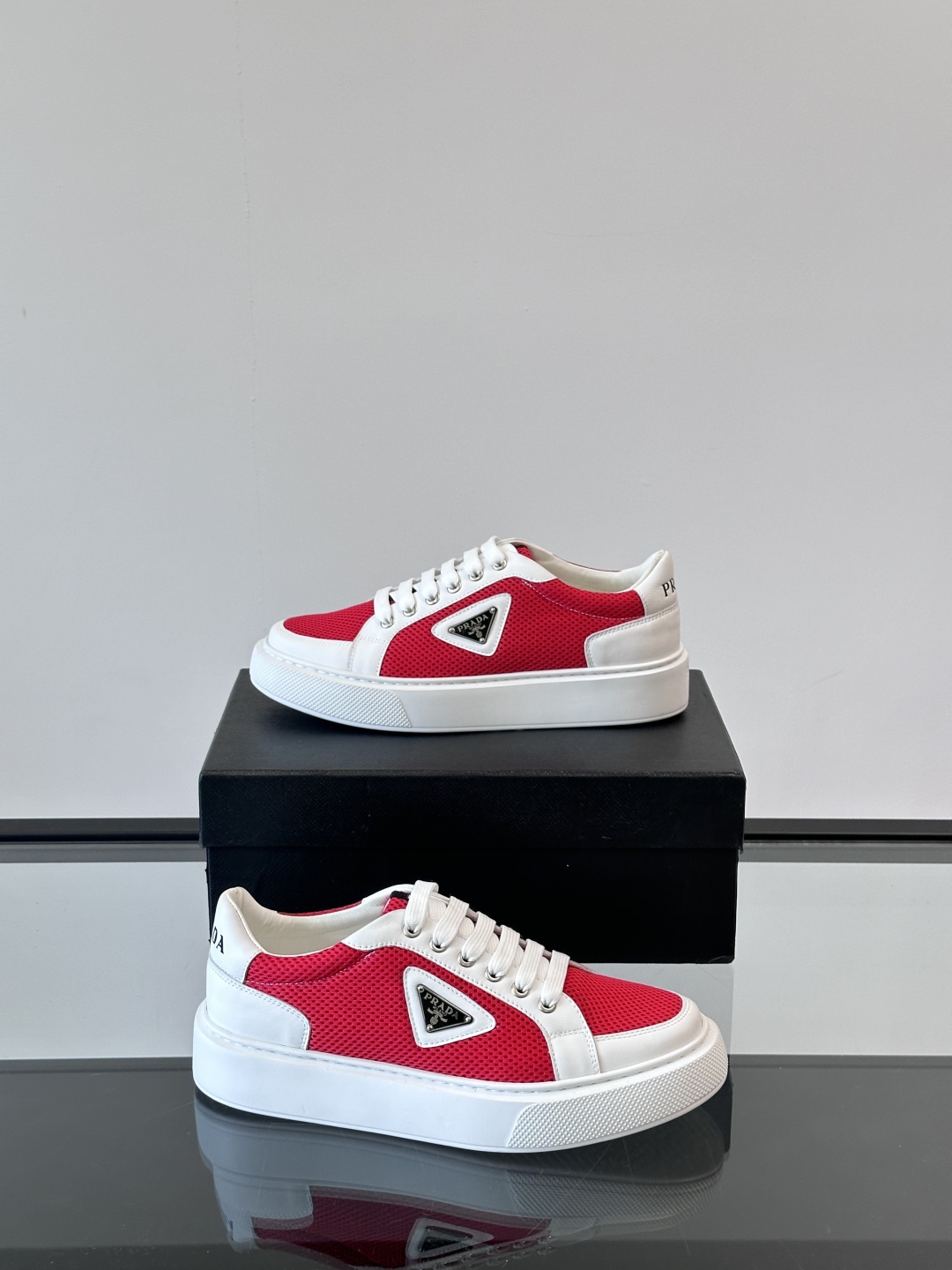 PRADA*普拉达新款透明橡胶底皮革运动休闲鞋，这款皮革运动鞋采用进口柔软小牛皮拼网面鞋面。质感上乘，舒