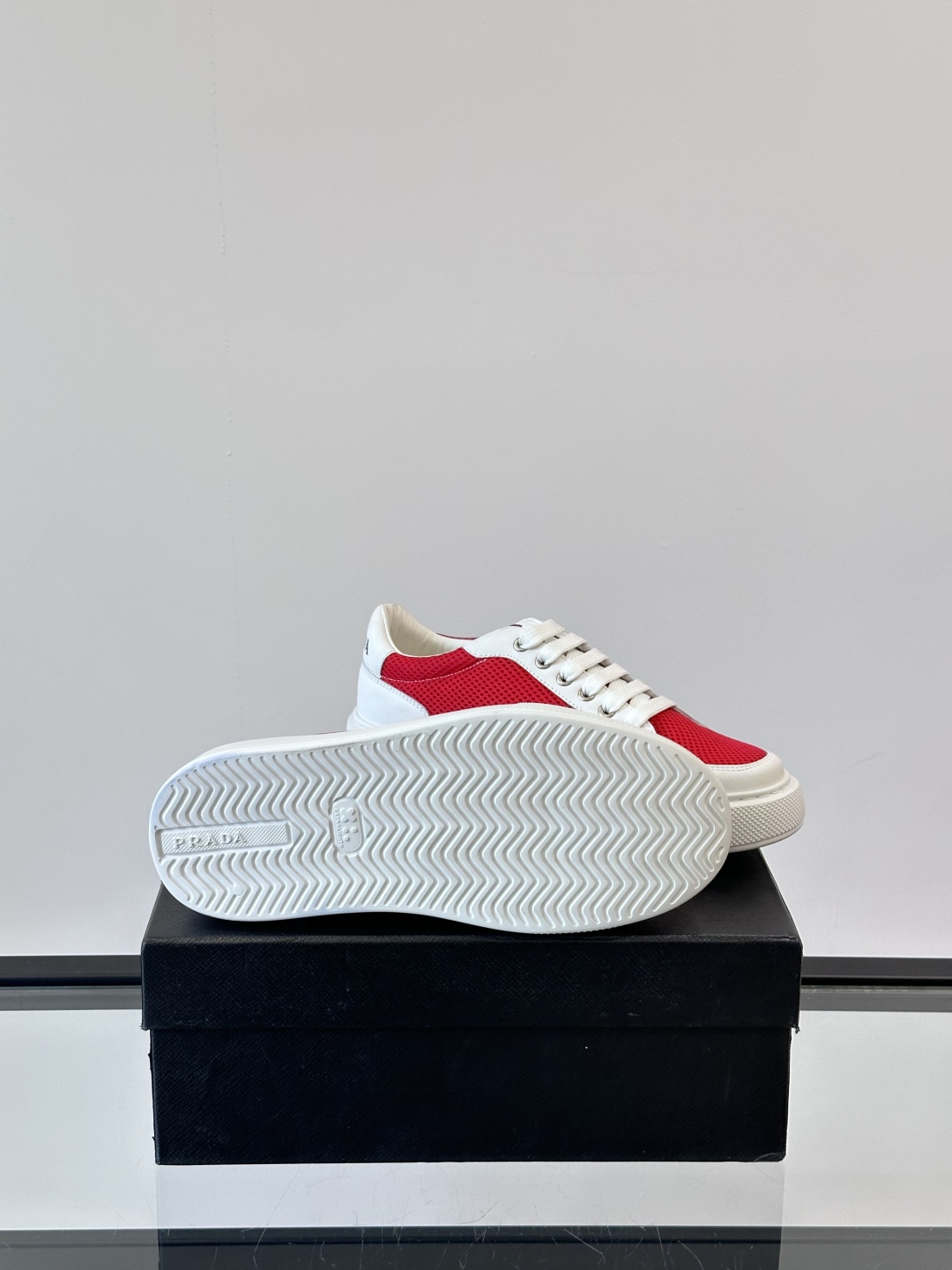 PRADA*普拉达新款透明橡胶底皮革运动休闲鞋，这款皮革运动鞋采用进口柔软小牛皮拼网面鞋面。质感上乘，舒