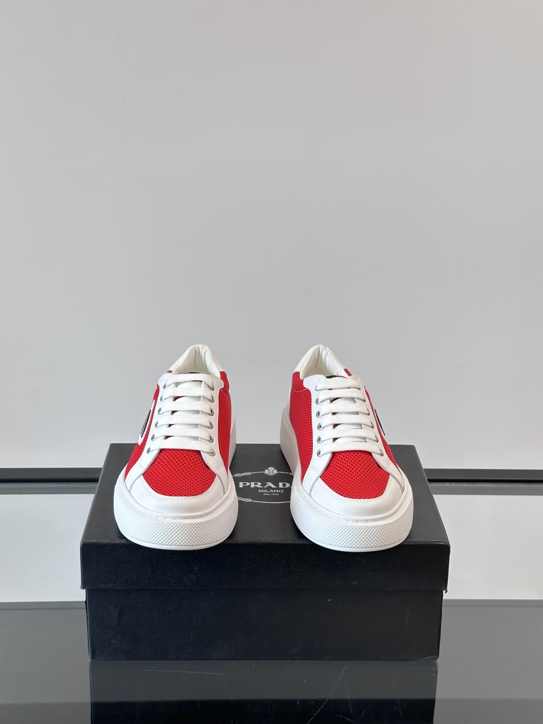 PRADA*普拉达新款透明橡胶底皮革运动休闲鞋，这款皮革运动鞋采用进口柔软小牛皮拼网面鞋面。质感上乘，舒