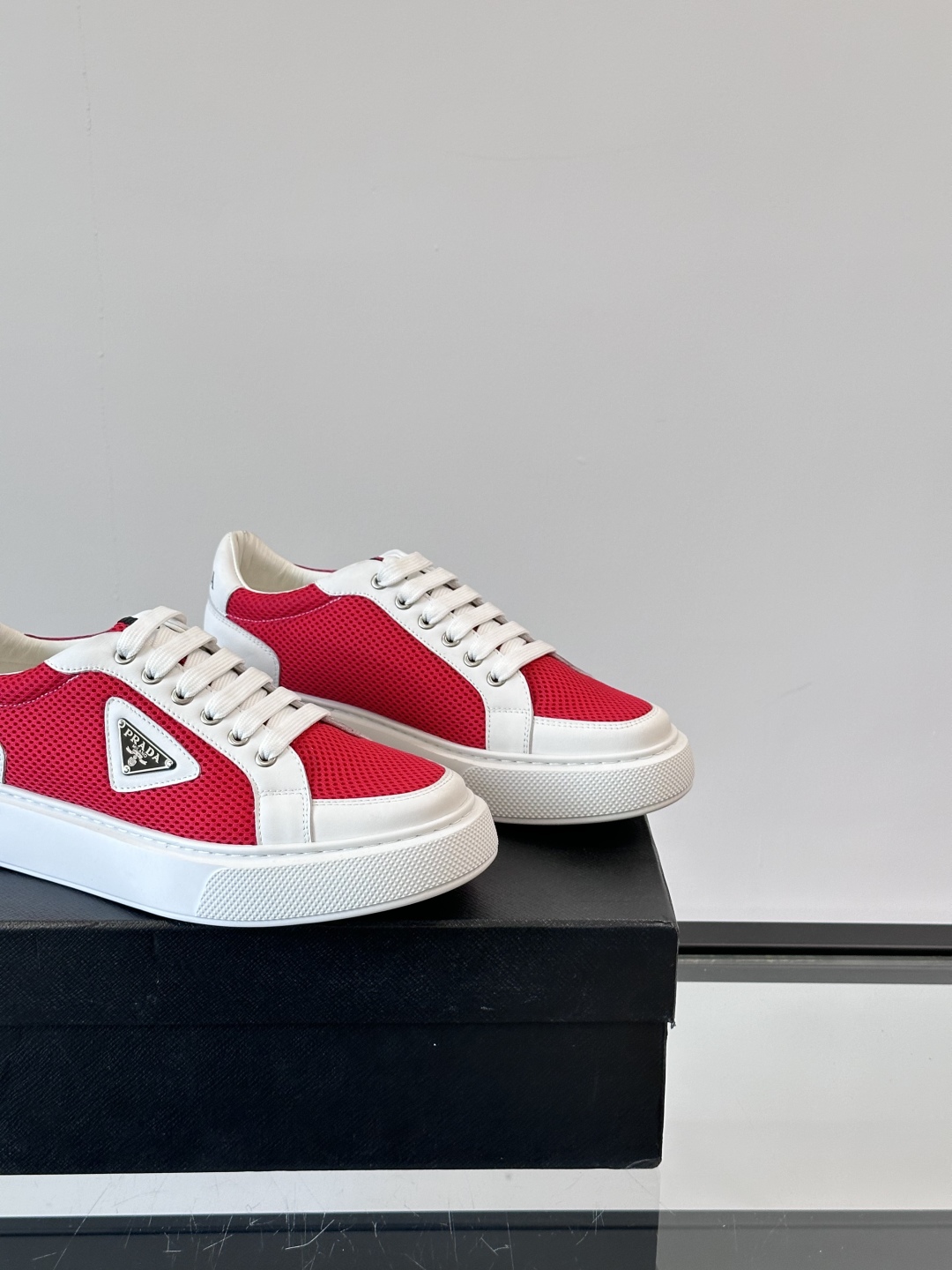 PRADA*普拉达新款透明橡胶底皮革运动休闲鞋，这款皮革运动鞋采用进口柔软小牛皮拼网面鞋面。质感上乘，舒