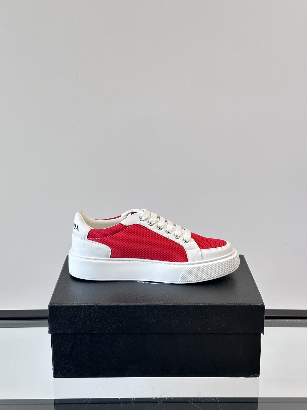PRADA*普拉达新款透明橡胶底皮革运动休闲鞋，这款皮革运动鞋采用进口柔软小牛皮拼网面鞋面。质感上乘，舒
