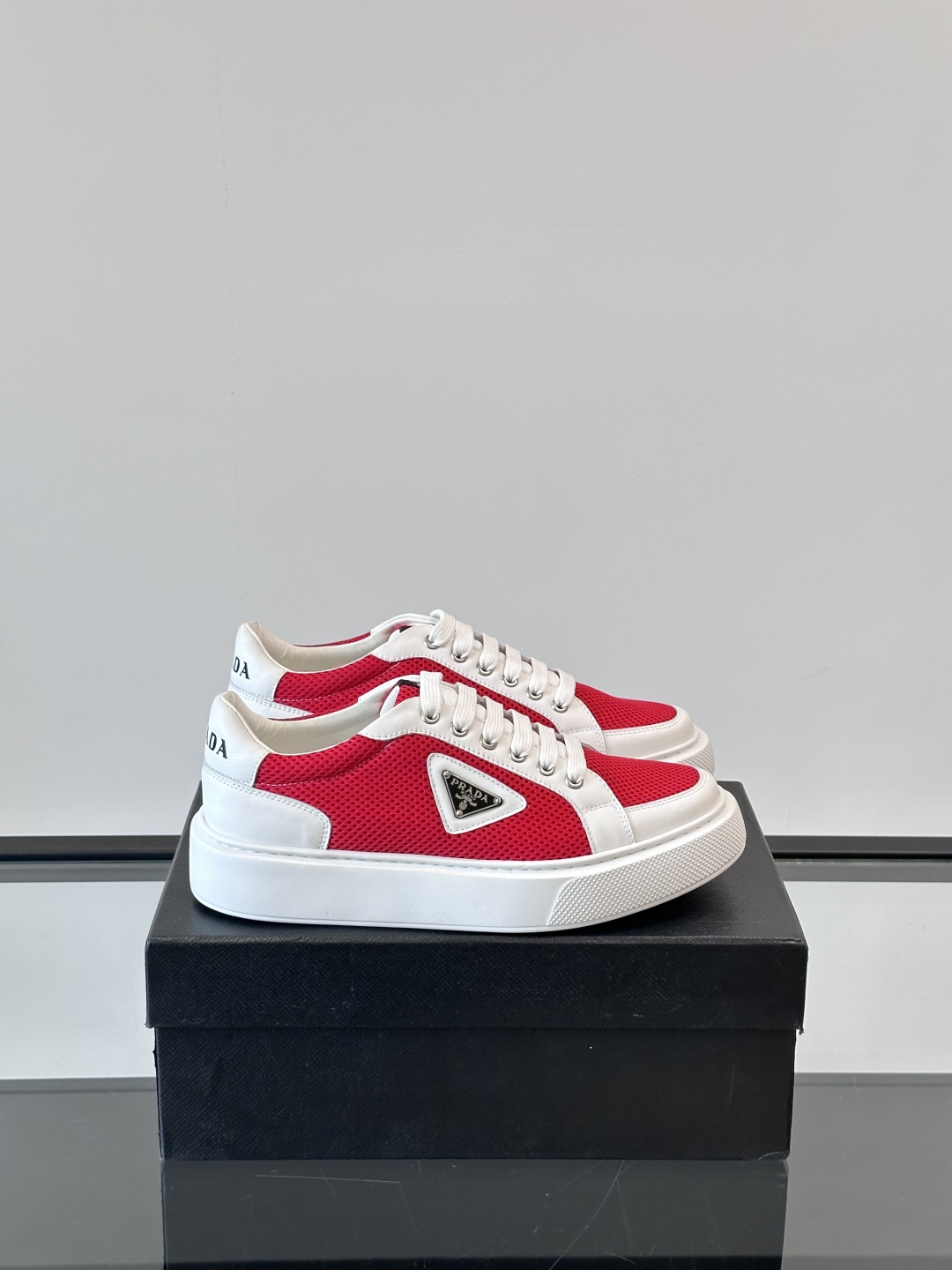 PRADA*普拉达新款透明橡胶底皮革运动休闲鞋，这款皮革运动鞋采用进口柔软小牛皮拼网面鞋面。质感上乘，舒