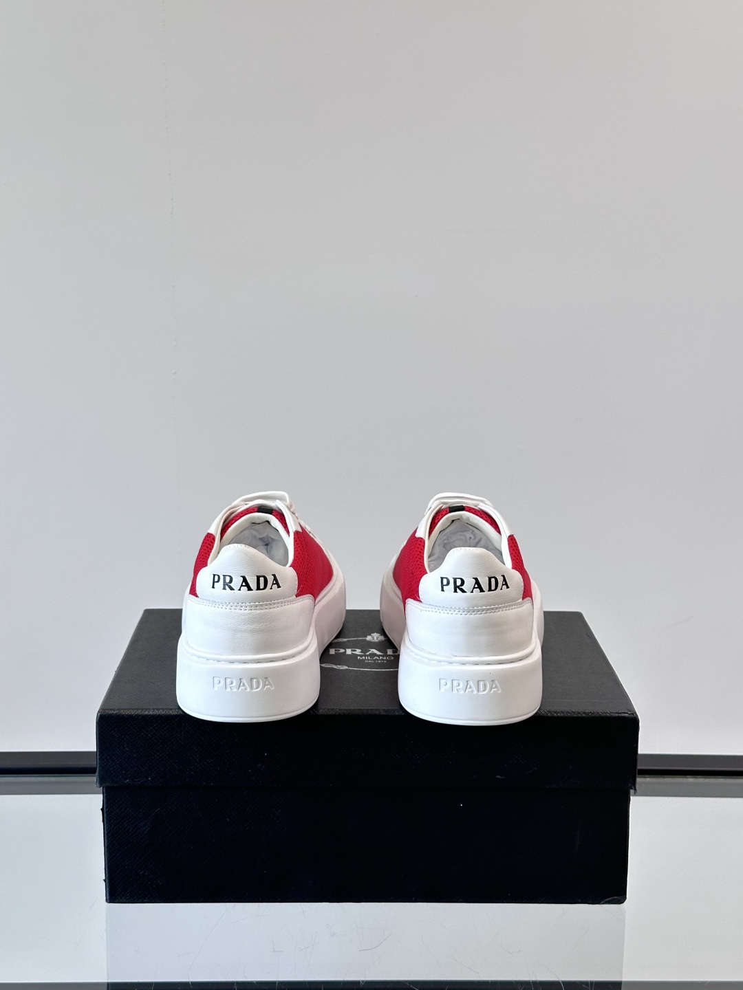 PRADA*普拉达新款透明橡胶底皮革运动休闲鞋，这款皮革运动鞋采用进口柔软小牛皮拼网面鞋面。质感上乘，舒