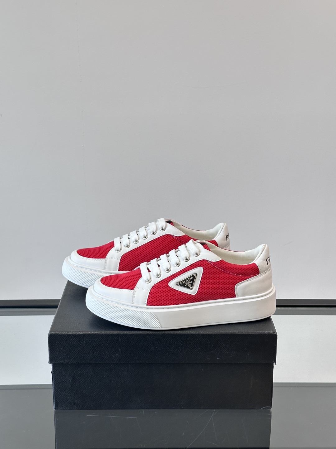 PRADA*普拉达新款透明橡胶底皮革运动休闲鞋，这款皮革运动鞋采用进口柔软小牛皮拼网面鞋面。质感上乘，舒