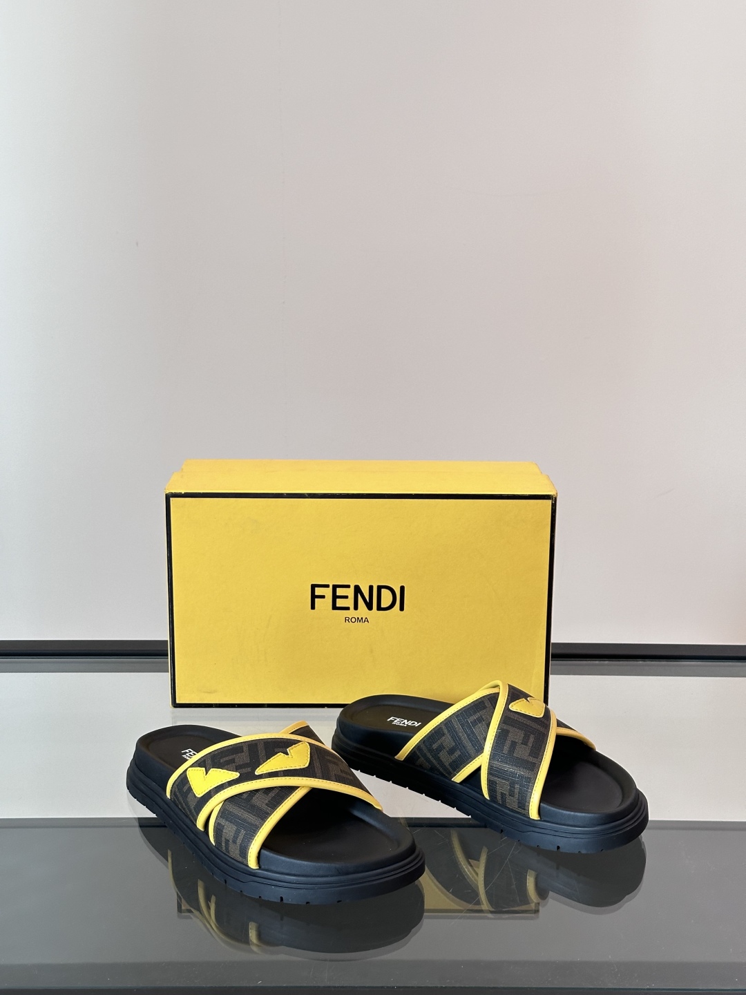 FEND*新款小怪兽👾凉拖鞋 真皮拼接老花牛仔面料 加经典老花面印花 时尚稳重大气 鞋型非常包脚舒适  