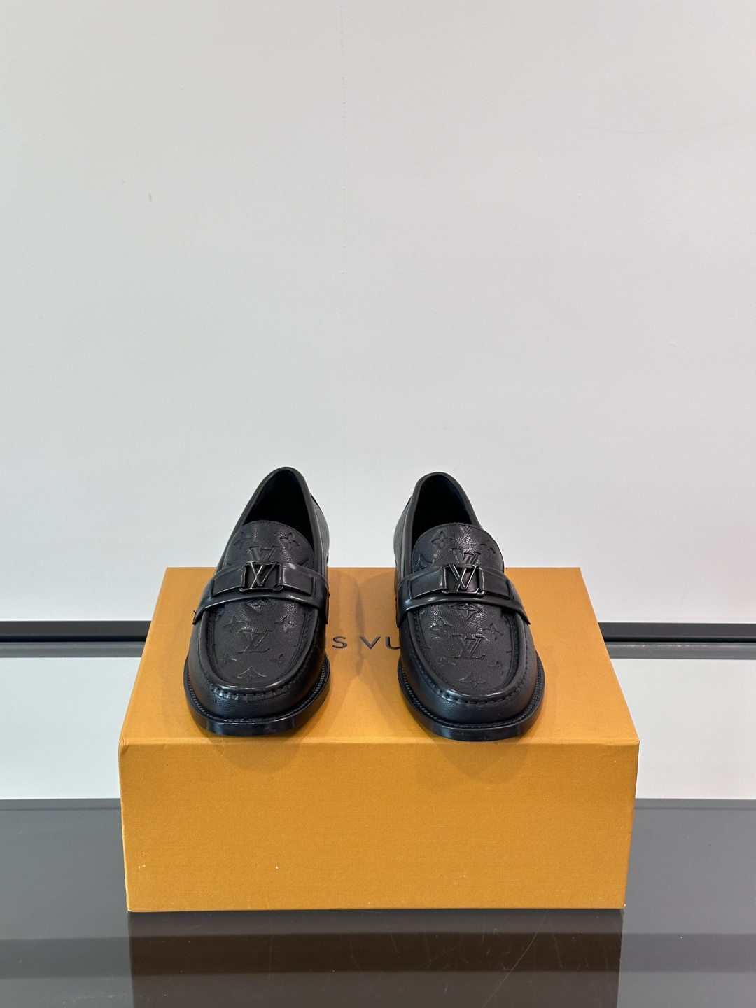 L.v 高端男士正装休闲皮鞋 进口牛皮製 真皮大底