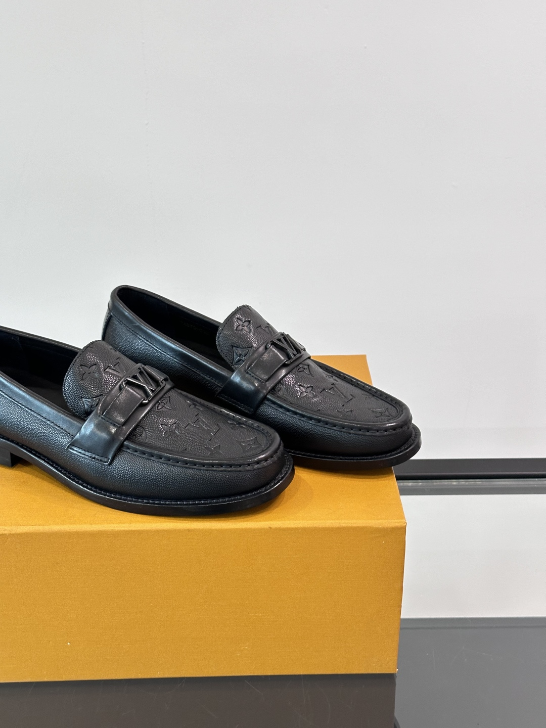 L.v 高端男士正装休闲皮鞋 进口牛皮製 真皮大底