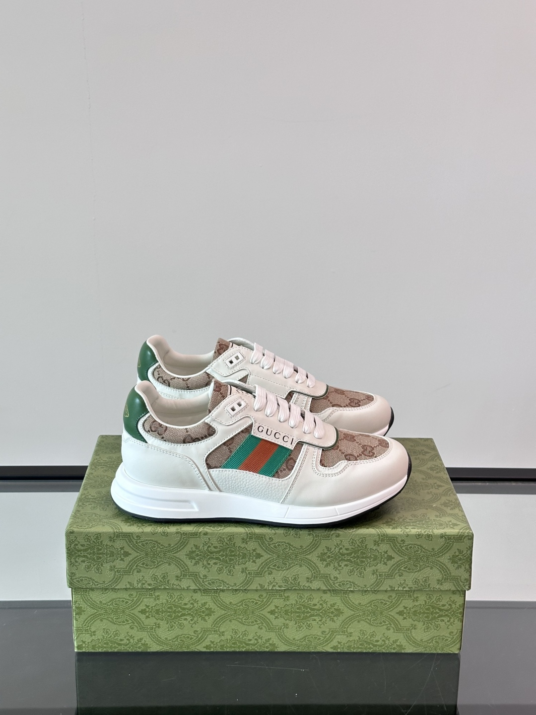 NO:278177,G family men's GG sneakers are made of imported cowhide canvas, simple and comfortable version, top layer of cowhide leather, shoe tongue decoration brand logo, fine details, top layer of water dyed cowhide leather inner creates a comfortable foot feeling!  Size38-44 (45 custom made), gucci,sneakers,cowhide19860909G家男士GG运动鞋,选用进口牛皮拼帆布打造,简约舒适版,内里头层牛皮,鞋舌装饰品牌logo,细节精细,头层水染牛皮内里打造舒适脚感！ Size38-44（45定做）,,gucci,sneakers,cowhide,Men's shoes