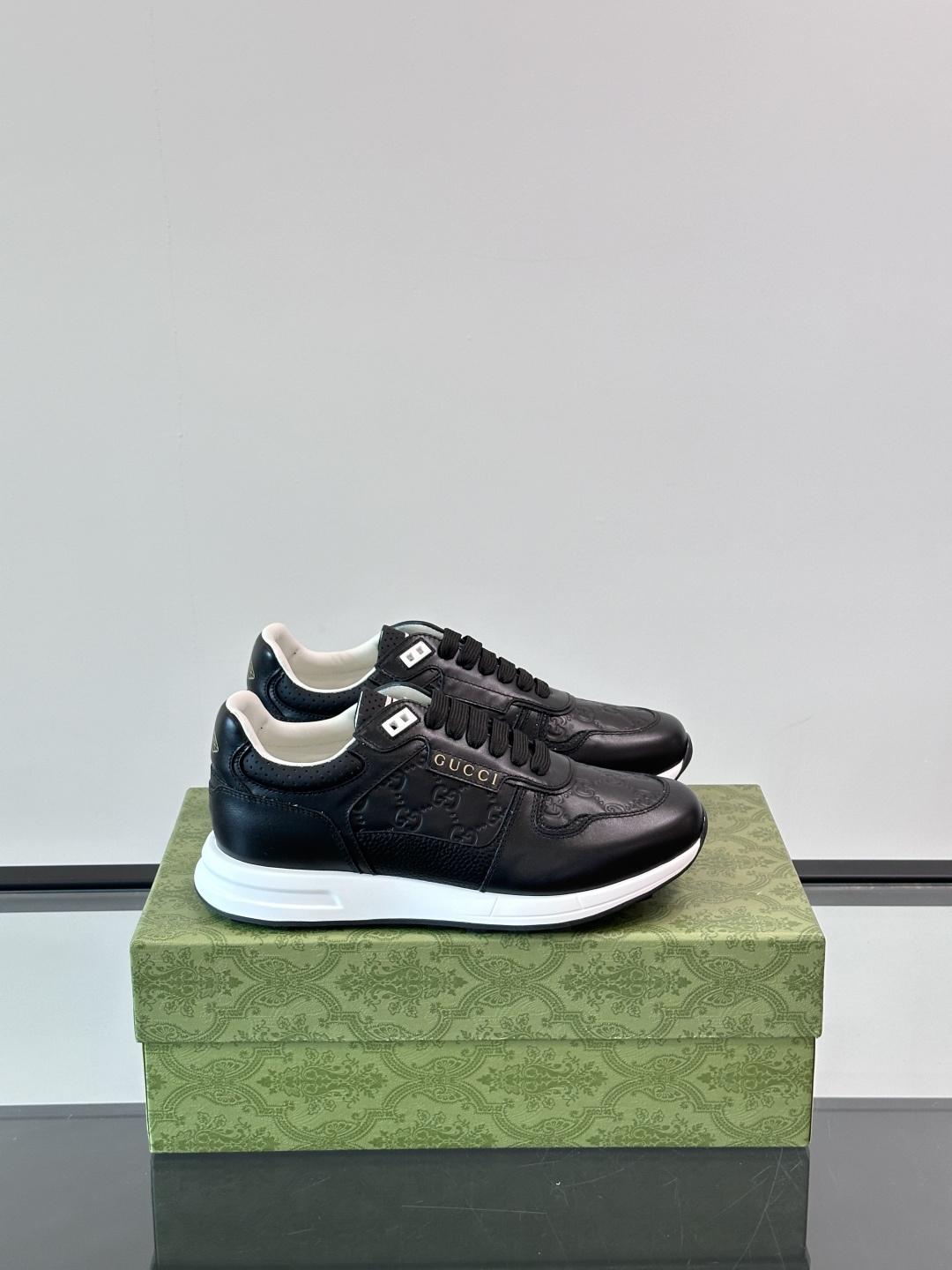 NO:278181,G family men's GG sneakers are made of imported all cowhide, simple and comfortable version, top layer of cowhide, shoe tongue decoration brand logo, fine details, top layer of water dyed cowhide inner creates a comfortable foot feeling!  Size38-44 (45 custom made), gucci,sneakers,cowhide19860909G家男士GG运动鞋,选用进口全牛皮打造,简约舒适版,内里头层牛皮,鞋舌装饰品牌logo,细节精细,头层水染牛皮内里打造舒适脚感！ Size38-44（45定做）,,gucci,sneakers,cowhide,Men's shoes