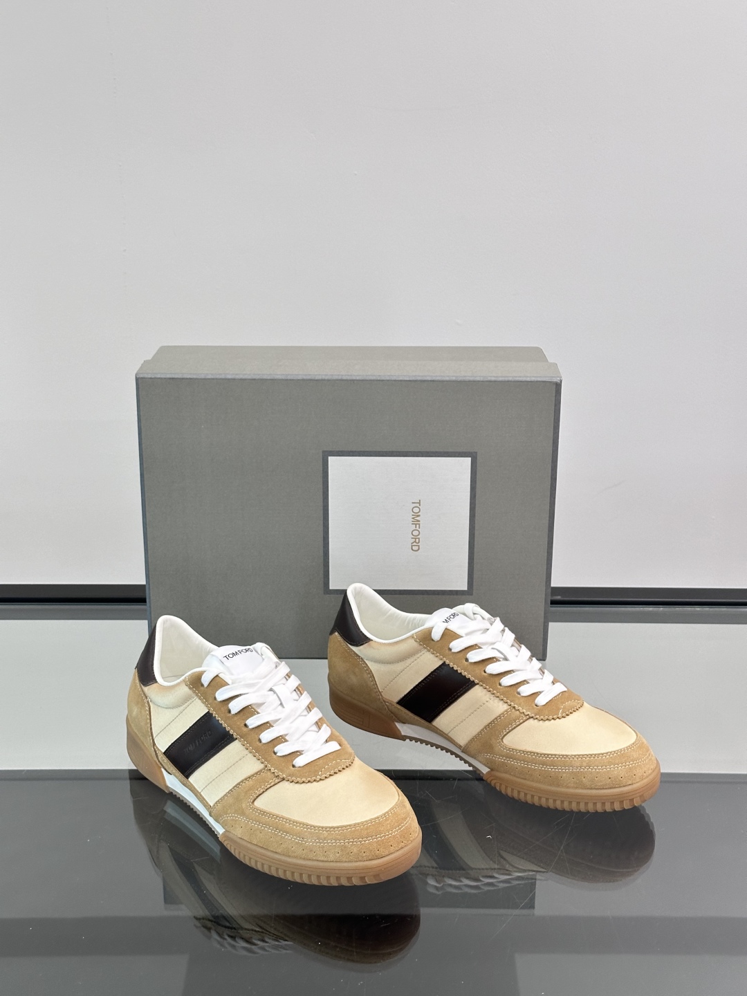 TOMFORD 新款男士休闲运动鞋，进口麂皮材质拼接牛皮面料，质感高端细腻，小牛皮垫脚，贴肤柔软，简约不