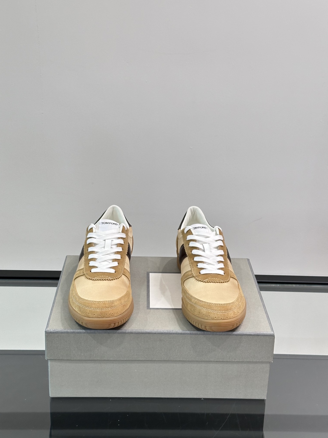 TOMFORD 新款男士休闲运动鞋，进口麂皮材质拼接牛皮面料，质感高端细腻，小牛皮垫脚，贴肤柔软，简约不