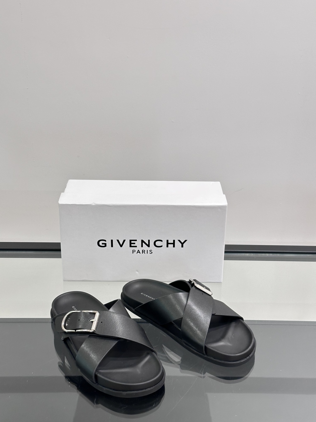 ◾️▫️Givench*.纪梵希经典男士拖鞋，高端精品，原版牛皮材质，精细做工，鞋底超软，休闲宽松舒适型