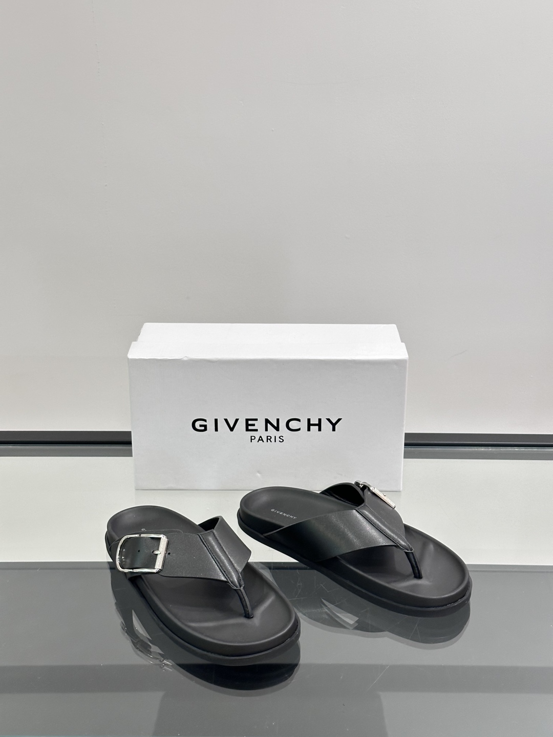 ◾️▫️Givench*.纪梵希经典男士拖鞋，高端精品，原版牛皮材质，精细做工，鞋底超软，休闲宽松舒适型