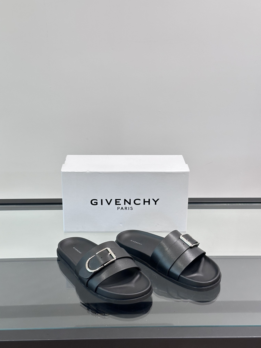 ◾️▫️Givench*.纪梵希经典男士拖鞋，高端精品，原版牛皮材质，精细做工，鞋底超软，休闲宽松舒适型