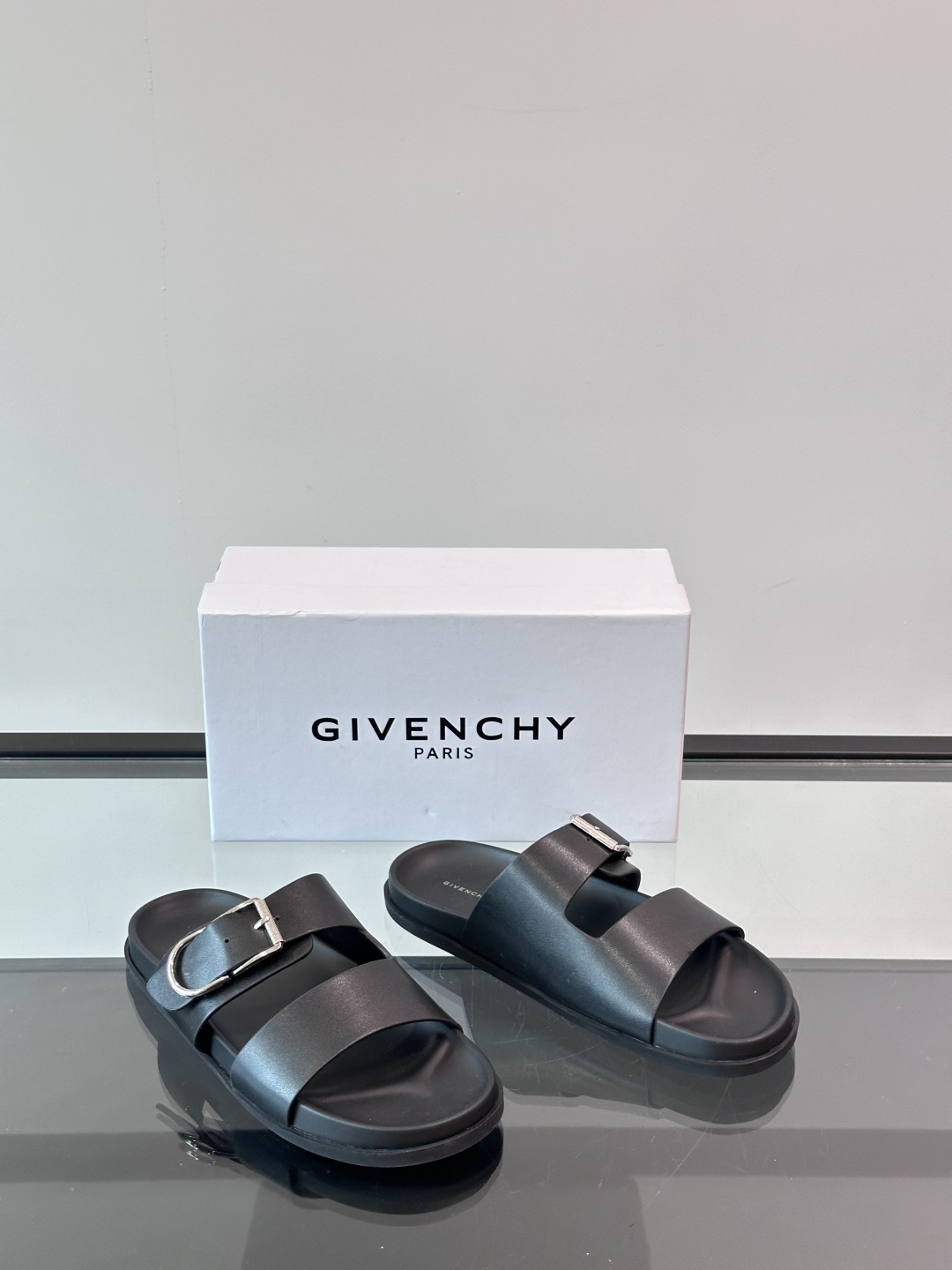 ◾️▫️Givench*.纪梵希经典男士拖鞋，高端精品，原版牛皮材质，精细做工，鞋底超软，休闲宽松舒适型