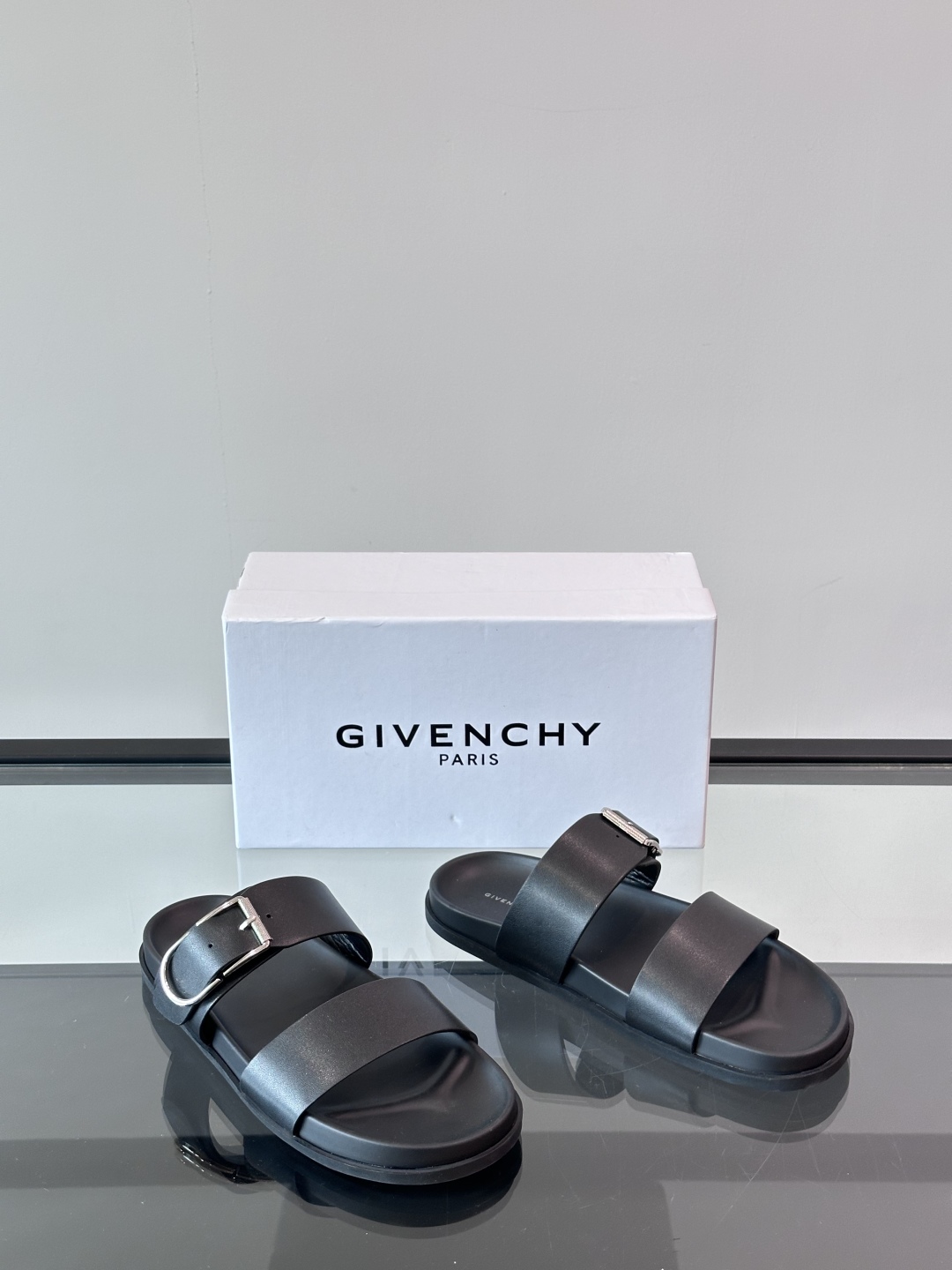 ◾️▫️Givench*.纪梵希经典男士拖鞋，高端精品，原版牛皮材质，精细做工，鞋底超软，休闲宽松舒适型