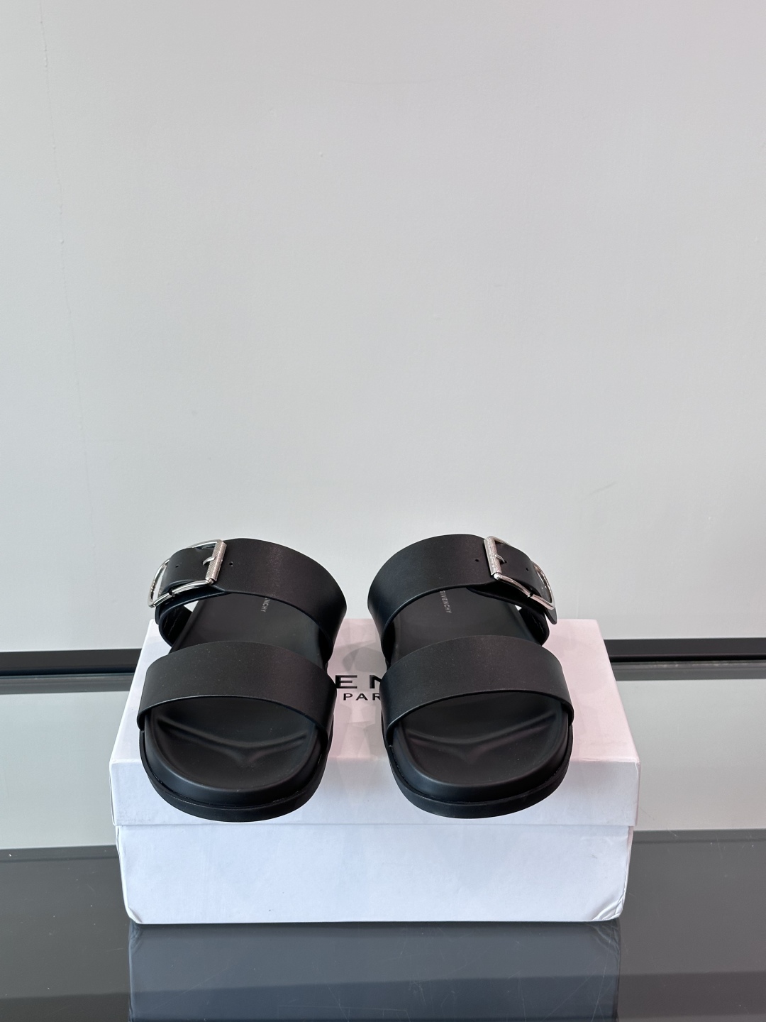◾️▫️Givench*.纪梵希经典男士拖鞋，高端精品，原版牛皮材质，精细做工，鞋底超软，休闲宽松舒适型