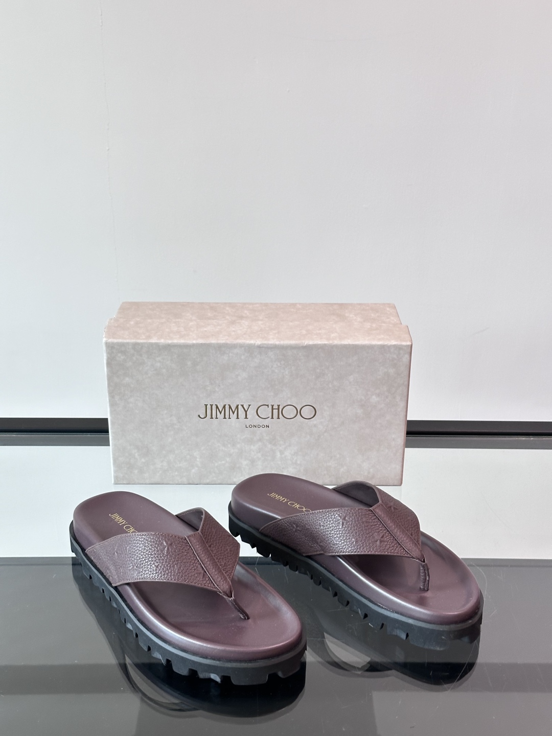 JIMMY CHOO新款🆕高端男士拖鞋人字拖🩴，高端精品，原版牛皮材质，精细做工，鞋底超软，休闲宽松舒适