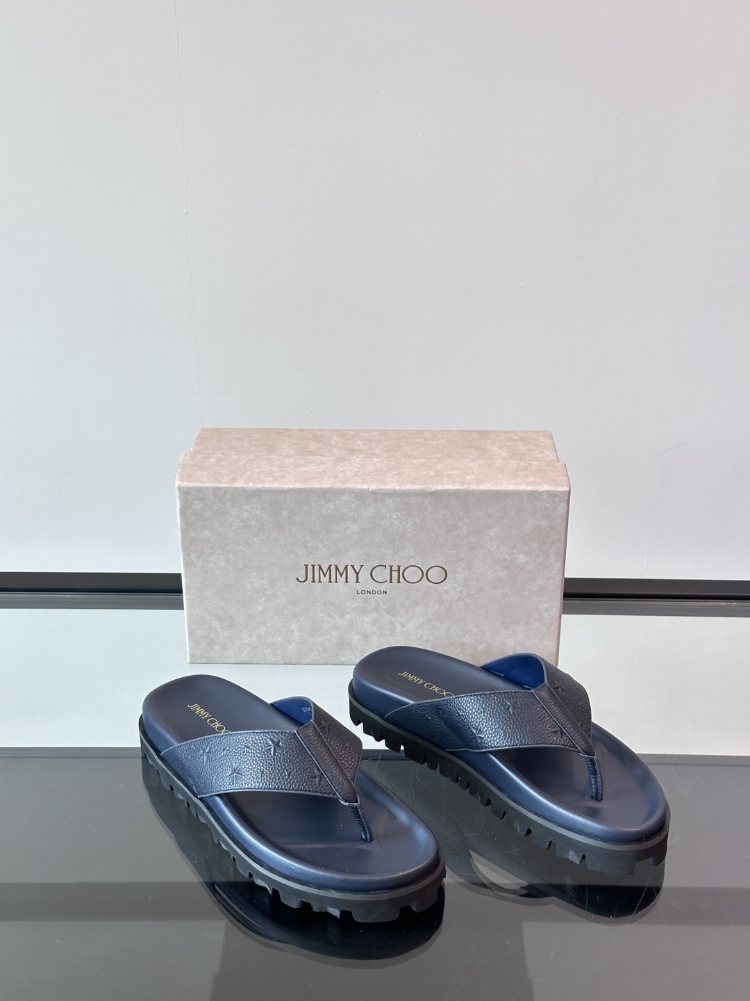 JIMMY CHOO新款🆕高端男士拖鞋人字拖🩴，高端精品，原版牛皮材质，精细做工，鞋底超软，休闲宽松舒适