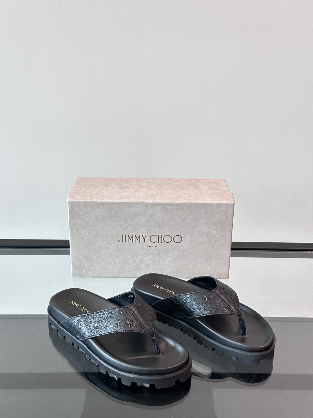 JIMMY CHOO新款🆕高端男士拖鞋人字拖🩴，高端精品，原版牛皮材质，精细做工，鞋底超软，休闲宽松舒适