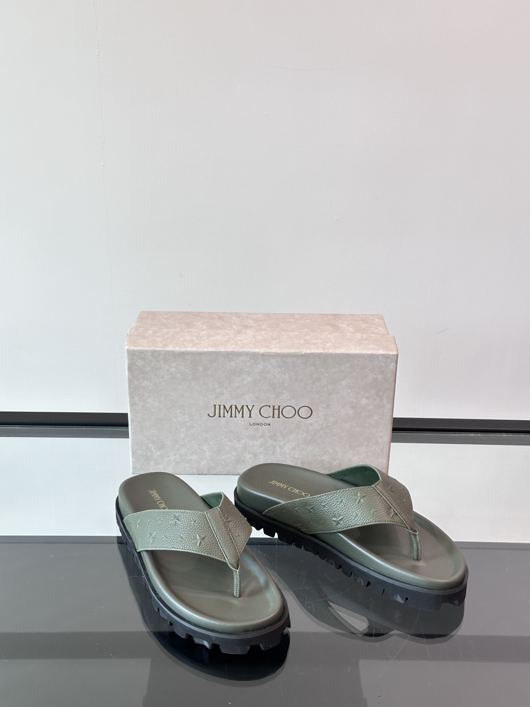 JIMMY CHOO新款🆕高端男士拖鞋人字拖🩴，高端精品，原版牛皮材质，精细做工，鞋底超软，休闲宽松舒适