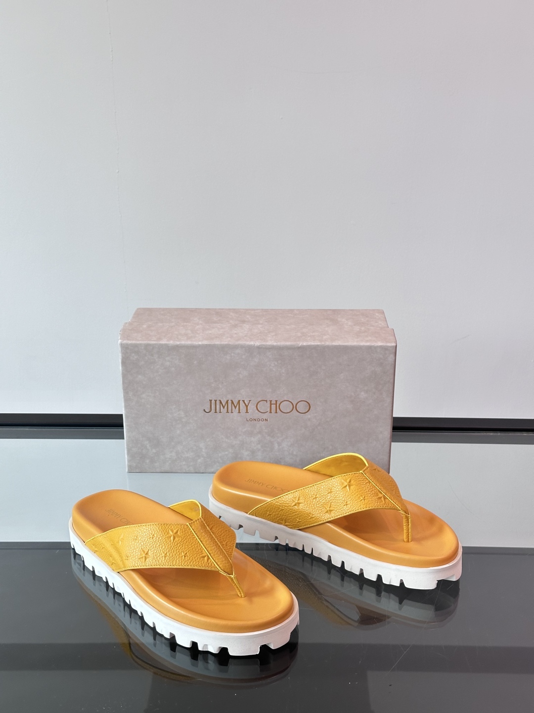 JIMMY CHOO新款🆕高端男士拖鞋人字拖🩴，高端精品，原版牛皮材质，精细做工，鞋底超软，休闲宽松舒适