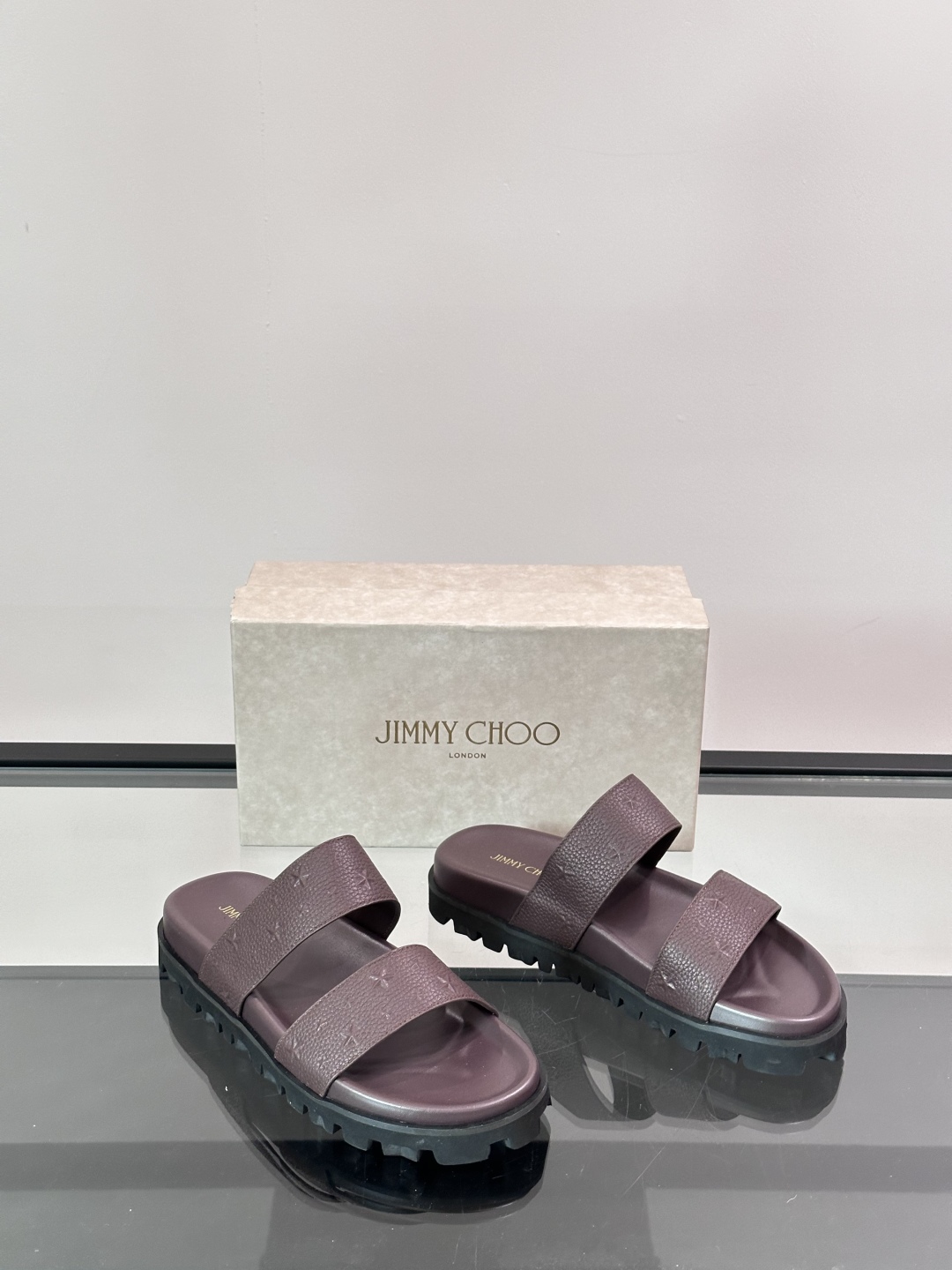 JIMMY CHOO新款🆕高端男士拖鞋🩴，高端精品，原版牛皮材质，精细做工，鞋底超软，休闲宽松舒适型，夏