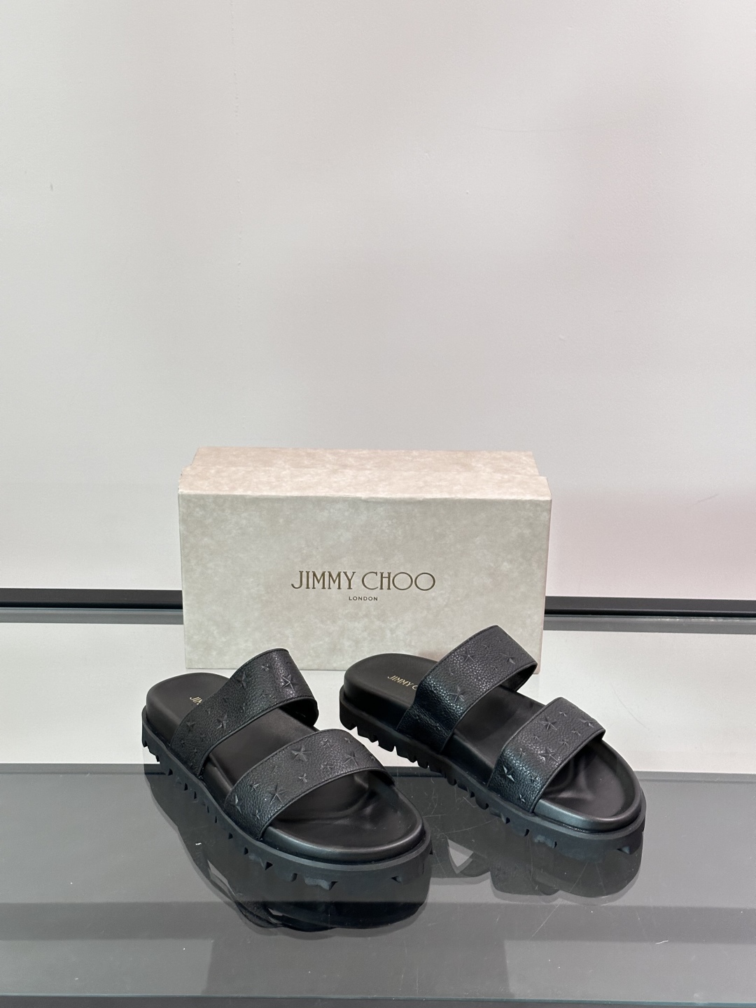 JIMMY CHOO新款🆕高端男士拖鞋🩴，高端精品，原版牛皮材质，精细做工，鞋底超软，休闲宽松舒适型，夏