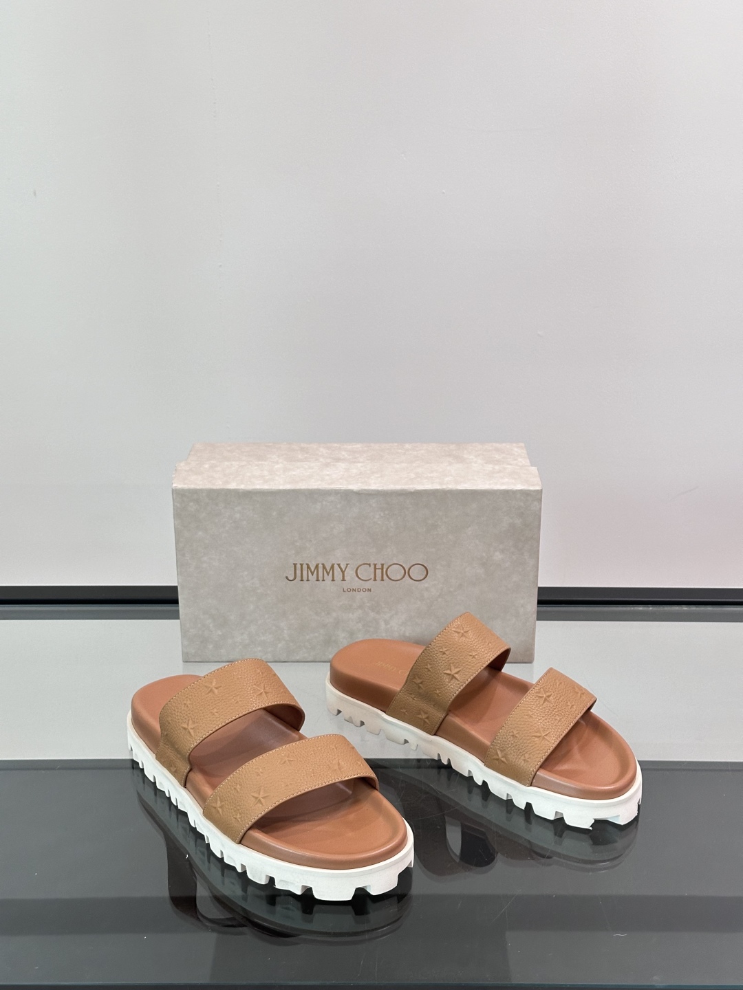 JIMMY CHOO新款🆕高端男士拖鞋🩴，高端精品，原版牛皮材质，精细做工，鞋底超软，休闲宽松舒适型，夏