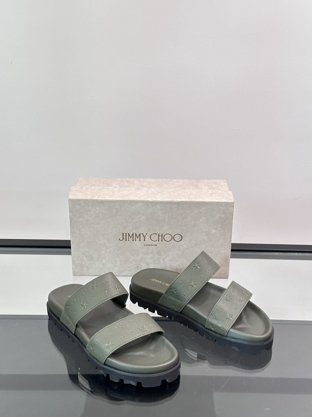 JIMMY CHOO新款🆕高端男士拖鞋🩴，高端精品，原版牛皮材质，精细做工，鞋底超软，休闲宽松舒适型，夏