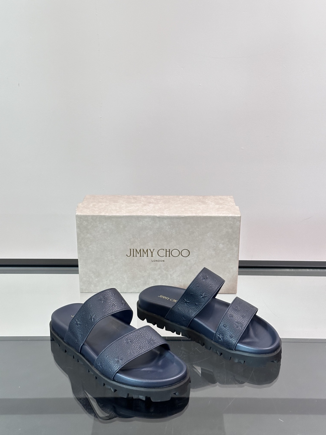 JIMMY CHOO新款🆕高端男士拖鞋🩴，高端精品，原版牛皮材质，精细做工，鞋底超软，休闲宽松舒适型，夏