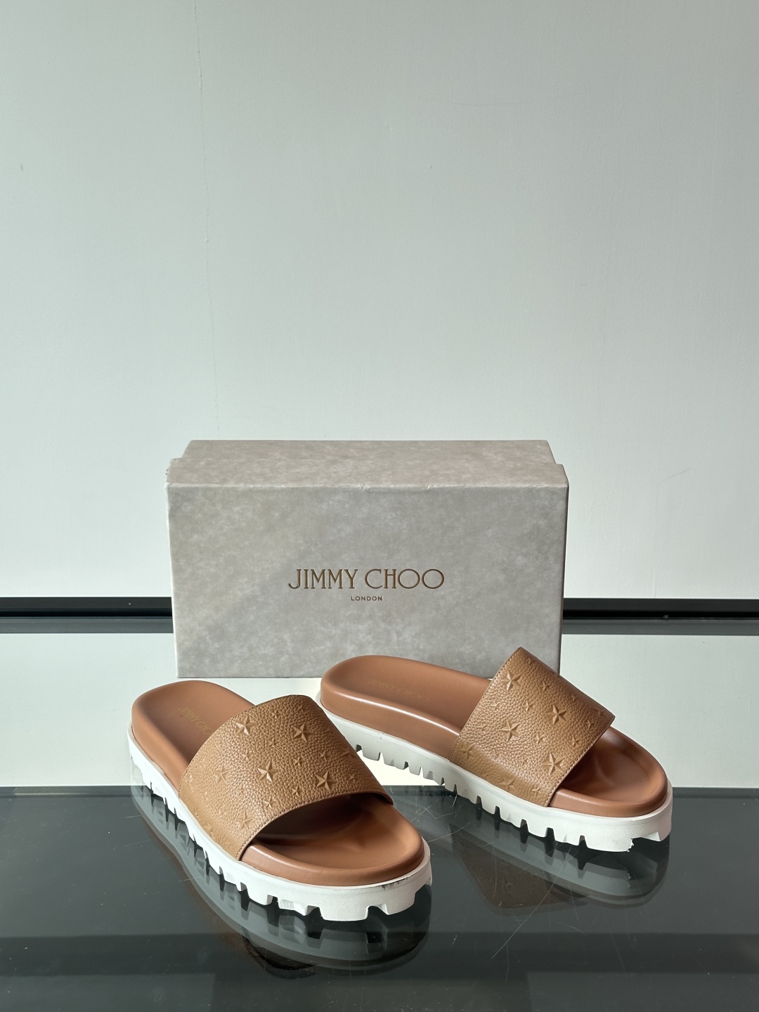 JIMMY CHOO新款🆕高端男士拖鞋🩴，高端精品，原版牛皮材质，精细做工，鞋底超软，休闲宽松舒适型，夏