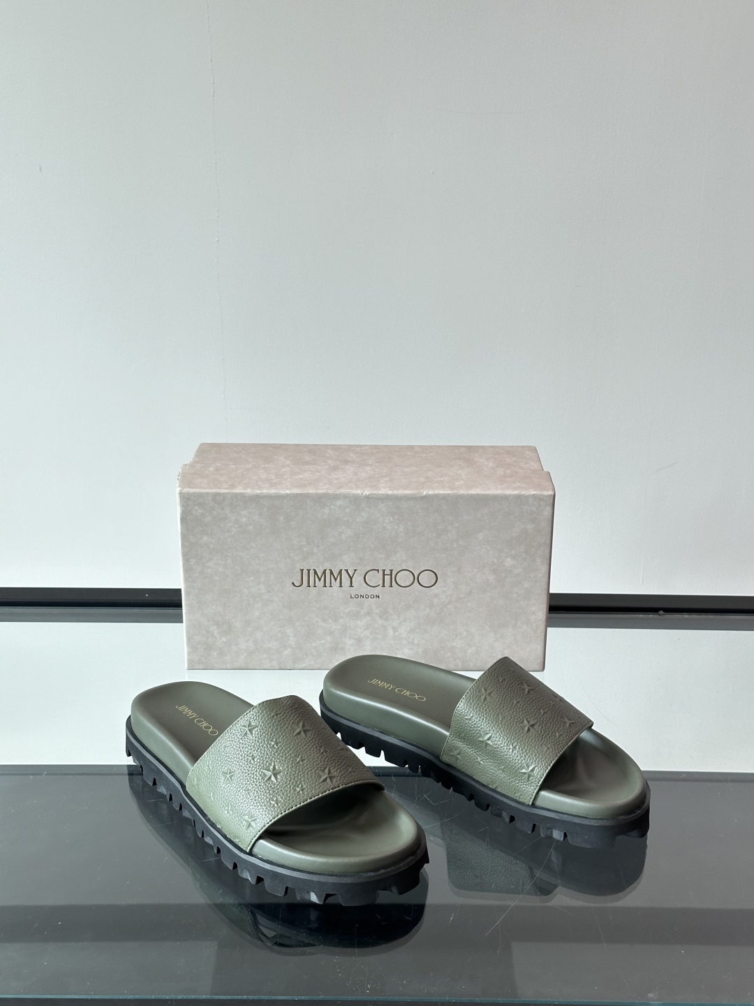 JIMMY CHOO新款🆕高端男士拖鞋🩴，高端精品，原版牛皮材质，精细做工，鞋底超软，休闲宽松舒适型，夏